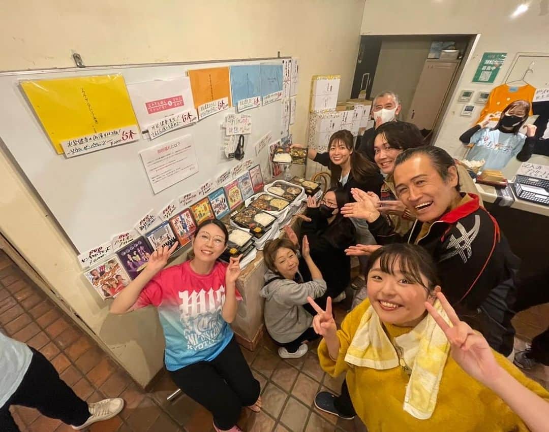 田井弘子さんのインスタグラム写真 - (田井弘子Instagram)「7日マチネ終了〜❣️ お越し下さいました皆様ありがとうございました😊  そして、夜に向けて　 嬉しい差入れお弁当🍱タイム‼️ 本日は、中華弁当⭐️美味しく頂きました😋 感謝🙏  19時〜まだお席ございます。 サンモールスタジオでお待ち致しております。 #ソルペア」12月7日 18時40分 - hirokotai