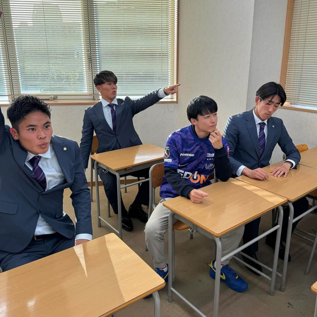 ゴッホ向井ブルーのインスタグラム：「今日はお世話になっております田中学習会さんでサンフレメンバーと！授業風景も撮らせていただきました🤣  #田中学習会  #学チャン  #サンフレッチェ広島」