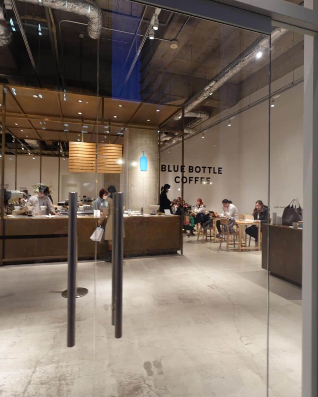 ムサシのインスタグラム：「blue bottle☕️🖤💙」