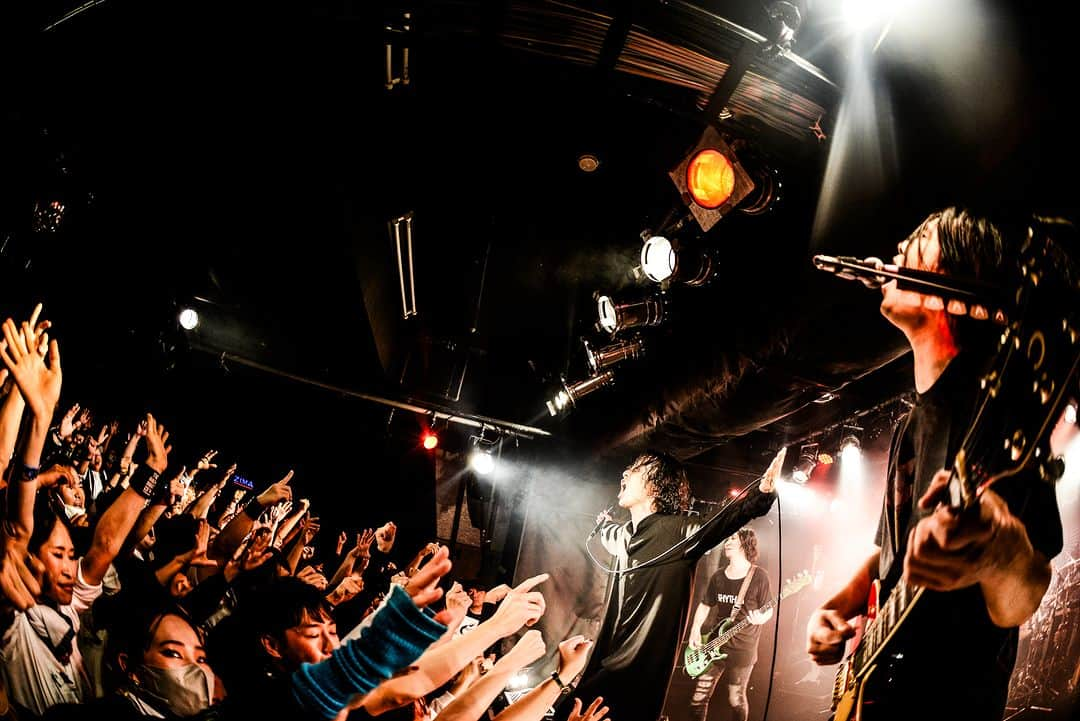 THE BACK HORNさんのインスタグラム写真 - (THE BACK HORNInstagram)「［LIVE PHOTO］ 2023.12.3 sun THE BACK HORN 25th Anniversary 「KYO-MEIワンマンツアー」〜共鳴喝采〜 at 高知X-pt. ------------------- ▶︎NEXT LIVE 2023.12.8 fri,10sun THE BACK HORN 25th Anniversary 「KYO-MEIワンマンツアー」〜共鳴喝采〜 at 鹿児島CAPARVO HALL 福岡DRUM LOGOS  🎫Ticket https://lnkfi.re/kyomei_kassai  #共鳴喝采 #TBH25th #THEBACKHORN #バックホーン #バクホン #LIVEPHOTO」12月7日 18時43分 - thebackhorn