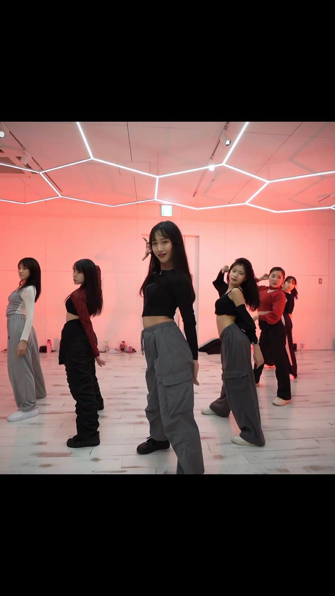 花岡なつみのインスタグラム：「❤︎❤︎❤︎   Drama / @aespa_official   dancer @natsumi_hanaoka  @hnnoisy  @aiko____1030  @myuuka_0203  @angel_flamingo7777  @l8_000  @ゆきの  久々カバーレッスン動画🫶🏻 色々リクエストもらったから 来週からリクエスト集どんどんやっていくね☺️💓  ---------------------------------  毎週水曜14:30〜NextinDance(cover class)  ----------------------------------  #この振り大好きだけど  #髪が顔にかかるランキング1位かも  #drama#aespa#dance#kpop#kpopcover」