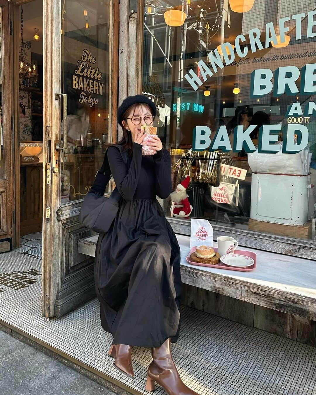 横田亜美さんのインスタグラム写真 - (横田亜美Instagram)「. お気に入りコーデと お気に入りカフェ☕️🤎 . . #PR #イーボル #EVOL #明治神宮前カフェ #明治神宮前 #表参道カフェ #東京カフェ #原宿カフェ #原宿 #表参道 #東京カフェ部 #158cm #158cmコーデ #30代コーデ #大人かわいい #ブーツ #あしもとくらぶ #足元倶楽部 #メガネ女子 #メガネコーデ #ベレー帽 #今日のコーデ #ca4la」12月7日 18時54分 - amimi0218