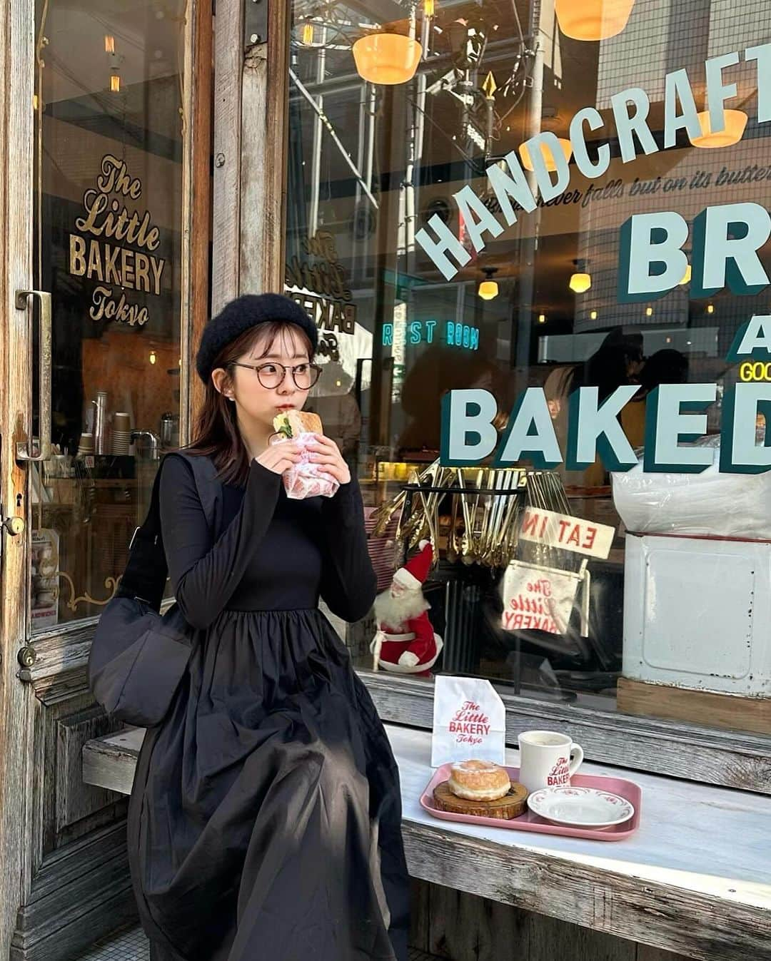 横田亜美さんのインスタグラム写真 - (横田亜美Instagram)「. お気に入りコーデと お気に入りカフェ☕️🤎 . . #PR #イーボル #EVOL #明治神宮前カフェ #明治神宮前 #表参道カフェ #東京カフェ #原宿カフェ #原宿 #表参道 #東京カフェ部 #158cm #158cmコーデ #30代コーデ #大人かわいい #ブーツ #あしもとくらぶ #足元倶楽部 #メガネ女子 #メガネコーデ #ベレー帽 #今日のコーデ #ca4la」12月7日 18時54分 - amimi0218