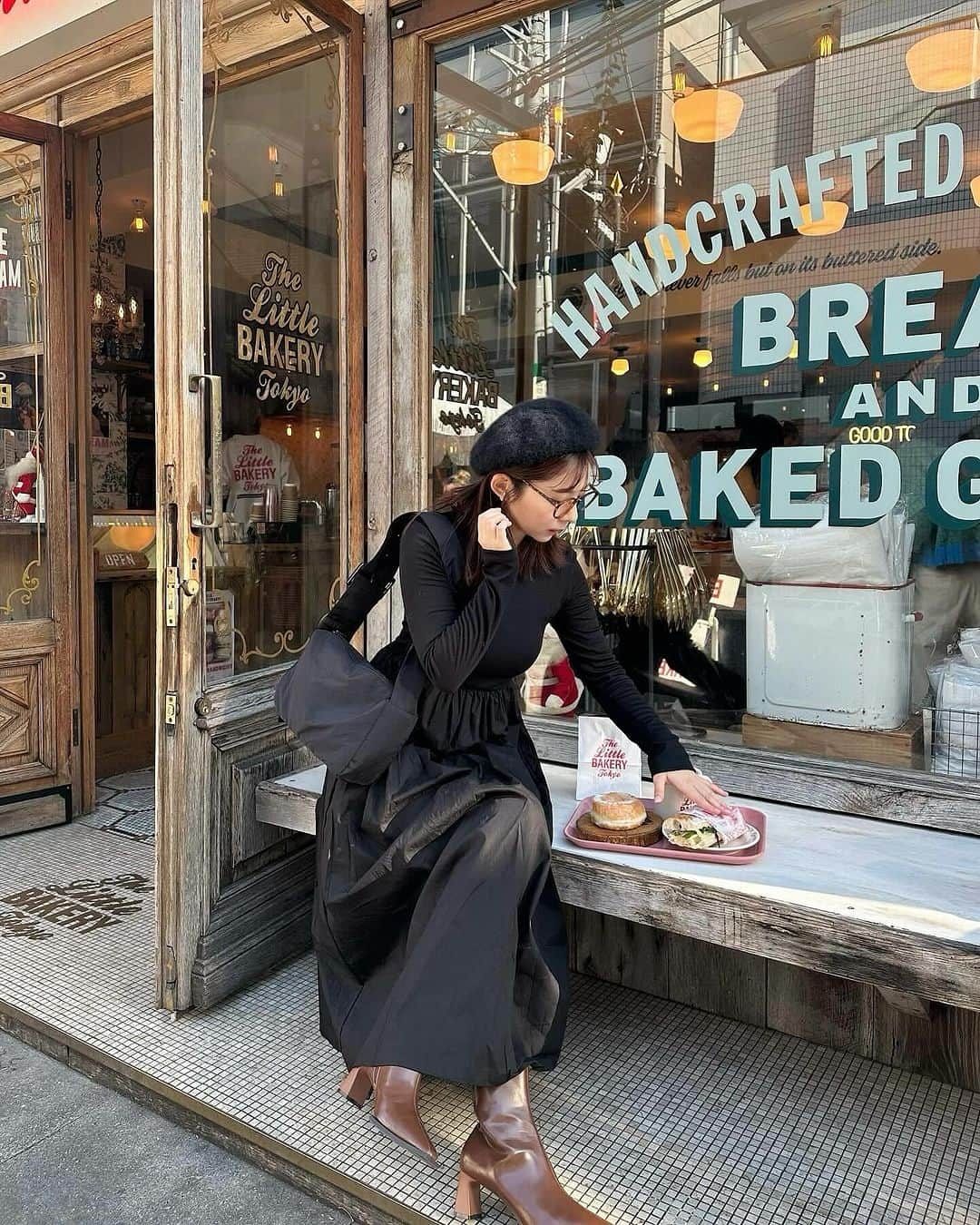 横田亜美さんのインスタグラム写真 - (横田亜美Instagram)「. お気に入りコーデと お気に入りカフェ☕️🤎 . . #PR #イーボル #EVOL #明治神宮前カフェ #明治神宮前 #表参道カフェ #東京カフェ #原宿カフェ #原宿 #表参道 #東京カフェ部 #158cm #158cmコーデ #30代コーデ #大人かわいい #ブーツ #あしもとくらぶ #足元倶楽部 #メガネ女子 #メガネコーデ #ベレー帽 #今日のコーデ #ca4la」12月7日 18時54分 - amimi0218