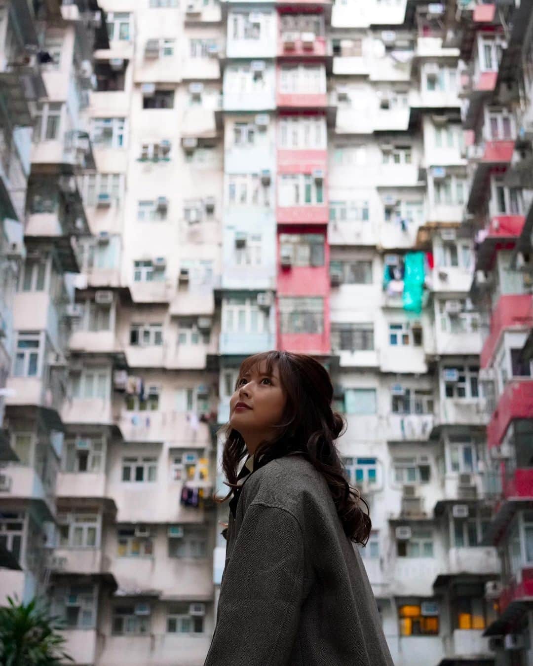 Miyuuさんのインスタグラム写真 - (MiyuuInstagram)「gingerbreadのMusic Videoで訪れた香港！🇭🇰 まだ観てない方は、是非YouTubeにて見てね！🤎  📍モンスターマンション(Yick Cheong Building) 映画や映像作品のロケ地にもなっているモンスターマンション。マンションだからもちろん住んでいる人もいて、部屋数は2200戸ほどあるそう😳 この場所、普通に歩いてて、現れるわけじゃなくて、すごく分かりにくいところにあって、脱出ゲームみたいで楽しかった！  普通に街を歩いてても建物と建物の間が合体した？！ってくらい密接してて面白かったな〜 ———————— 今回は、香港エクスプレスでの香港旅！ 香港へ行く際は、香港エクスプレスで✈︎ Special Thanks: @hk_express_jp  ———————— #香港エクスプレス#香港#香港旅行#hongkong#モンスターマンション」12月7日 19時05分 - miyuuamazing