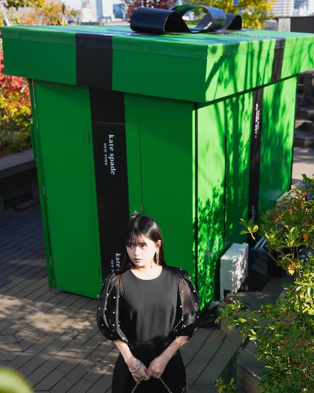 景井ひなさんのインスタグラム写真 - (景井ひなInstagram)「_ @katespadejapan  「Kate Spade New York Holiday Gift Box in Harajuku」に 行ってきました🎄  今回はジュエリーをメインとしたポップアップストアで、 沢山の色鮮やかでポップな可愛いアクセサリーたちや ショップ自体がプレゼントBOXの形になってたり、 最高にワクワクする空間でした🎁💚  私の推しジュエリーはゾウをモチーフにしたアクセサリー🐘🥜  気になった方は是非、東急プラザ表参道原宿の 「おもはらの森」で12月25日まで 開催されているので足を運んでみてください💫  #katespadejapan #katespadenydakota #ケイトスペード」12月7日 19時05分 - kagei_hina