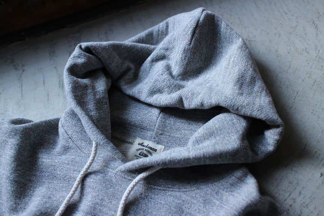 Jackmanさんのインスタグラム写真 - (JackmanInstagram)「▽ FW23 GG SWEAT PULLOVER PARKA JM7295 100%COTTON ￥18,700 Color:30 Heather Gray  ポケットに手を入れた時の雰囲気や 背後から見た時のフードのサイズ感 着用時の愛らしいフォルムといった プルオーバーパーカの持つ魅力を 表現したスウェットです  太番手の国産糸を使用して 日本国内で編み立てることで 肉厚があり1枚で着用しても 重厚感があります  着心地を良くするために身巾と肩巾を拡げ 肩傾斜を付けることで 袖を下げた際の窮屈感を解消  二の腕から袖口にかけてゆとりをもたせ フードも後ろに倒れないように改良を加えました また肌面への快適さを出すため 主要部分をフラットシーマー縫製に変更  着心地が良くなった プルオーバーパーカです 定番のヘザーグレー ぜひ  This sweatshirt captures the appeal of a pullover hoodie: the hands-in-pocket vibe, the size of the hood when seen from behind, and the relaxed shape when worn. The thick fabric is knitted in Japan using  Japan-made yarn, which gives the piece a hefty feel even when worn by itself. This season, we widened body and shoulder widths to improve comfort, sloped the shoulders to eliminate tightness when arms are lowered, added more ease from the arms to the cuffs, and improved the shape of the hood to keep it from falling back. The GG Sweat Pullover Parka has been updated in both appearance and detailing, and now features flat seam stitching in key areas for greater comfort on the skin.」12月7日 19時00分 - jackman_official