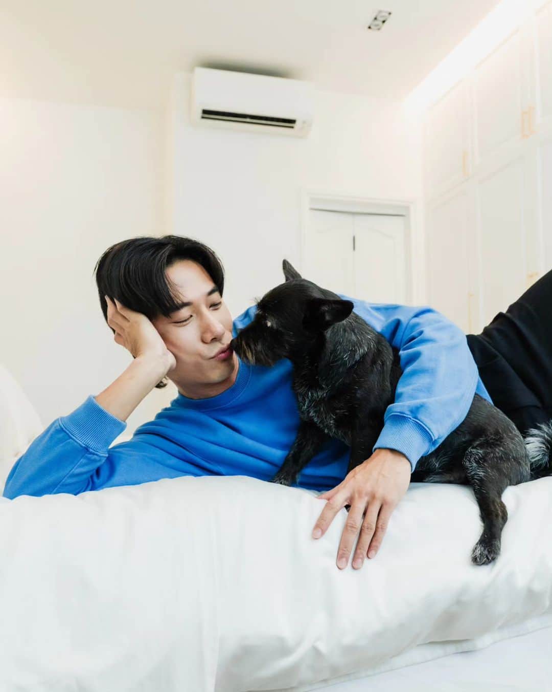 デスモンド・タンのインスタグラム：「Happy and cool vibes only! 🆒️  Beat the heat and make your wallet smile! Elevate your comfort game with @daikinsg iSmileEco aircon – your ticket to ultimate chill mode. 🌬️   Visit Daikin e-proshop or physical store to shop for your iSmileEco aircon and enjoy the year end promo now! (www.daikin.com.sg/promotion/year-end-promo-2023)  Winter may not be here, but the deals sure are! ❄️」
