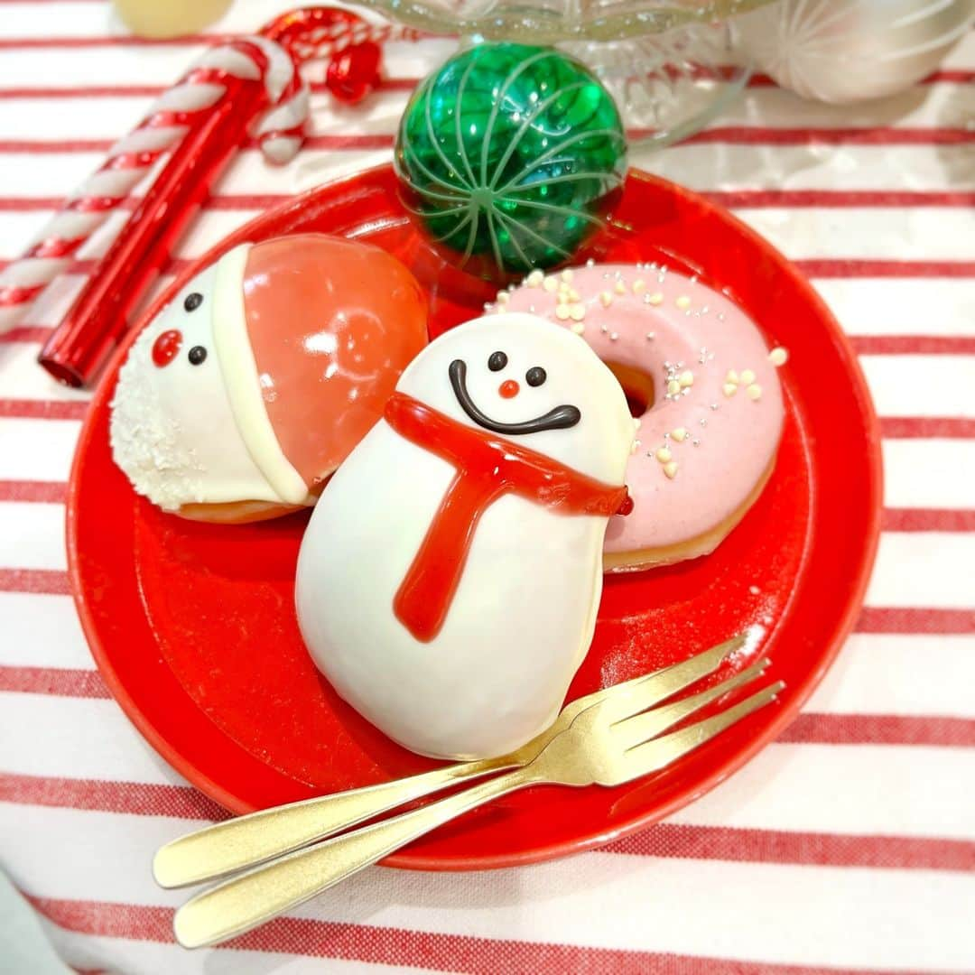 クリスピー・クリーム・ドーナツ ジャパンさんのインスタグラム写真 - (クリスピー・クリーム・ドーナツ ジャパンInstagram)「⛄チョコレート スノーマン⛄ 寒い冬を一緒に楽しむスノーマンが、今年もやってきました😉✨  口どけなめらなかチョコクリームは、リッチな生チョコ入り❣ 真っ赤なマフラーは、ストロベリーピューレ入りのナパージュですよ🍓  #クリスピー・クリーム・ドーナツ #クリスピークリームドーナツ #krispykremedoughnuts #holiday #ホリデー #クリスマス #ドーナツ #新商品 #ホリデードーナツ #クリスマスドーナツ #ホリデースイーツ #クリスマススイーツ #スノーマン #snowman」12月7日 19時01分 - krispykremejapan