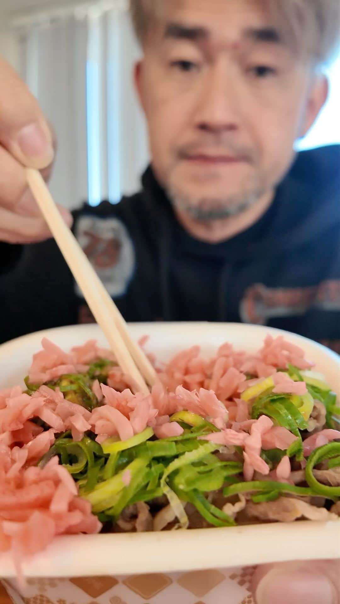 kougeishaのインスタグラム：「今日のお昼ご飯🍚すき家のネギおんたま牛丼♪」