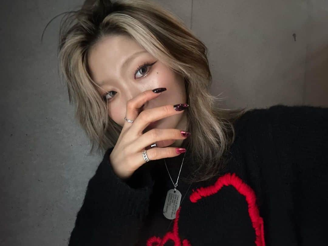 むろちゃんのインスタグラム：「久しぶりselfie  前髪が伸びました。そしてnew ring。 最近ずっとつけてます。 安定のシルバーです。♡ @row.jewelry」