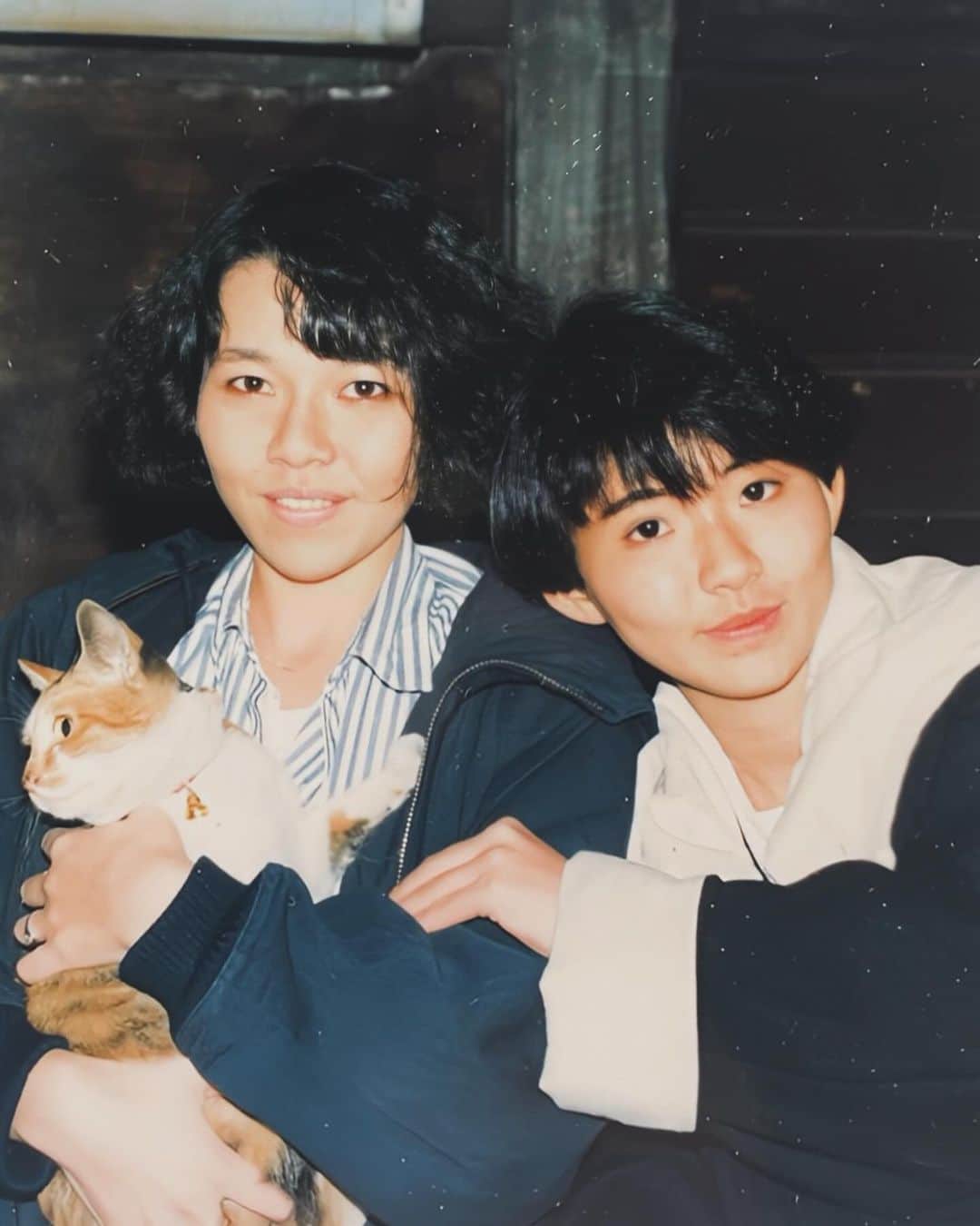 白幡啓のインスタグラム：「姉の話 12月7日は私を語るうえで絶対に必要不可欠なこの方　"おねーちゃん"のお誕生日🎂 6年遅れて私が産まれて その後約12年間は最強で最悪の敵だったのだけれど ある時を境に何故か最強で最高の味方になった人。 6歳上の姉から雑誌も服も靴もバックも 髪型も音楽もスポットも全て流行りの ものを勉強し、いつからか "大友さんち（旧姓）のドラ姉妹" と五本木2丁目界隈のみならず、親戚にまで 「どーして二人はそんなになっちゃったんだろうねぇ〜うちは真面目な家系なのに....」 と、良く言われいたのも懐かしい思い出☺️ 姉が居なかったら、私はファッションでどうにかなんてなれなかっただろうし。厳しい門限を突破してくれたお陰で馬鹿みたいに楽しい学生時代を過ごせ無かっただろう。 写真は23歳と17歳 （2枚目は7歳と1歳くらいかな？） この頃は空前のDCブーム（知らない人は調べてね） 二人で45RPMを買い漁っていたね。 中学入りたてで覚えたハマトラから始まり、流行はなんでも！の紆余曲折を経て 私は姉に自然と叩き込まれたセンスを お仕事にする事ができました☺️ そんな最先端だったおねーちゃんは 時を重ねるうちに 「北の国から」のゴローさんを尊敬し、金八先生 を溺愛する人情派になり、 とにかく人に道を良く聞かれてw 孫も産まれて正義のおばーちゃんとなり、 とうとう近頃は地域の民生員にスカウトされるまでになりました😆 この人無くして今の私はあり得ない 本当に最高のおねーちゃんです❤️ ⁡ 昔、近所で薬局を開いていたおばーちゃん姉妹のようにいつまでも二人 仲良くしようね。 ⁡ お誕生日おめでとう🩷」