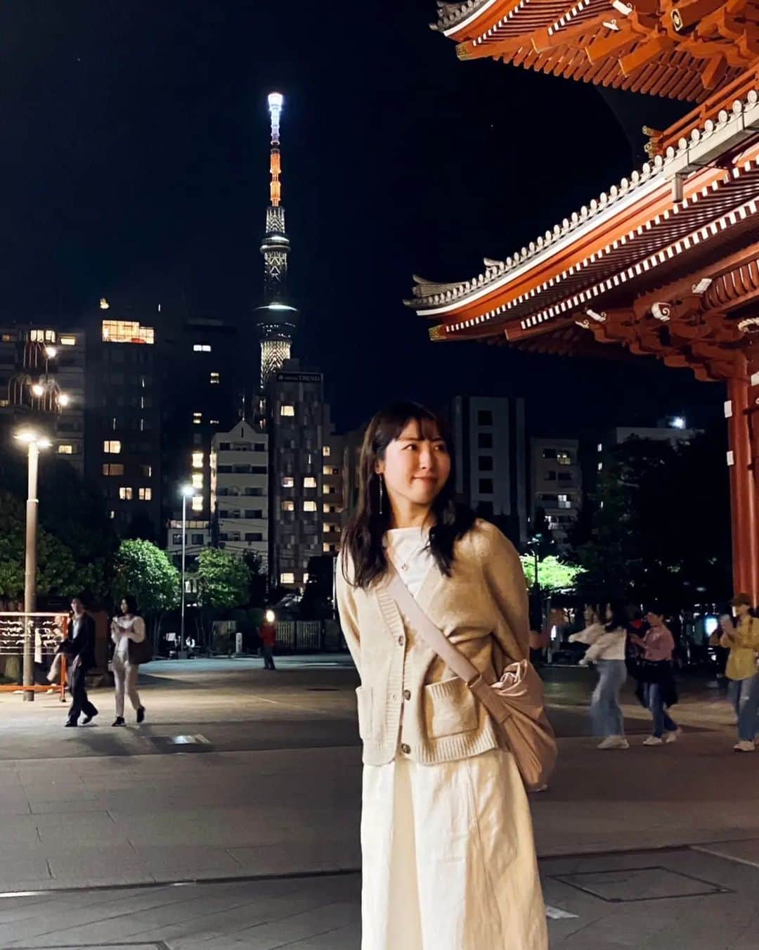 小谷津友里さんのインスタグラム写真 - (小谷津友里Instagram)「時差投稿になっちゃったけど浅草のお気に入りの写真たち☺️✨最後の一枚、手がブレててクリオネみたいになってるうう笑  #浅草 #浅草寺 #さんぽ #asakusa #sensouji #カーディガンコーデ #カジュアルコーデ  #ホワイトコーデ  #ユニクロコーデ #uniqlo #uniqlou」12月7日 19時09分 - yurikoyatsu