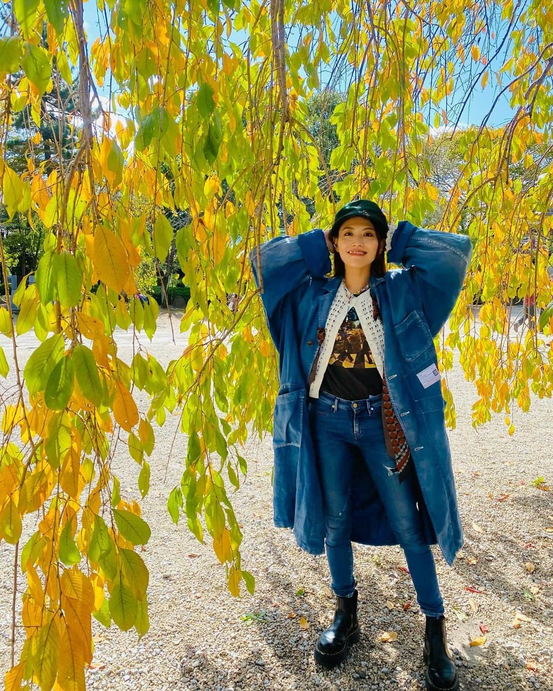 田野アサミさんのインスタグラム写真 - (田野アサミInstagram)「🍂🍁💛 少しまえのいつかの私 この葉っぱ達も今頃 頬を赤らめさて♡☺️ きっと紅葉🍁しているでしょう #田野アサミ#asamitano#お洋服スタノグラム ワイド👖も好きですがスキニーや細め👖もめっちゃ好き💙 @denhamjapan さんのデニムはね、履き心地.サイズ感が本当に本当に大好きで、何より私の〝好き〟に合っている🔥💙好きで何本も集めています👖 来年も良い作品👖に出逢えます様に✨（熱い願い）  Ps.私が1番好きな服装はタンクトップor白Tに👖です！😏」12月7日 19時10分 - tano_asami