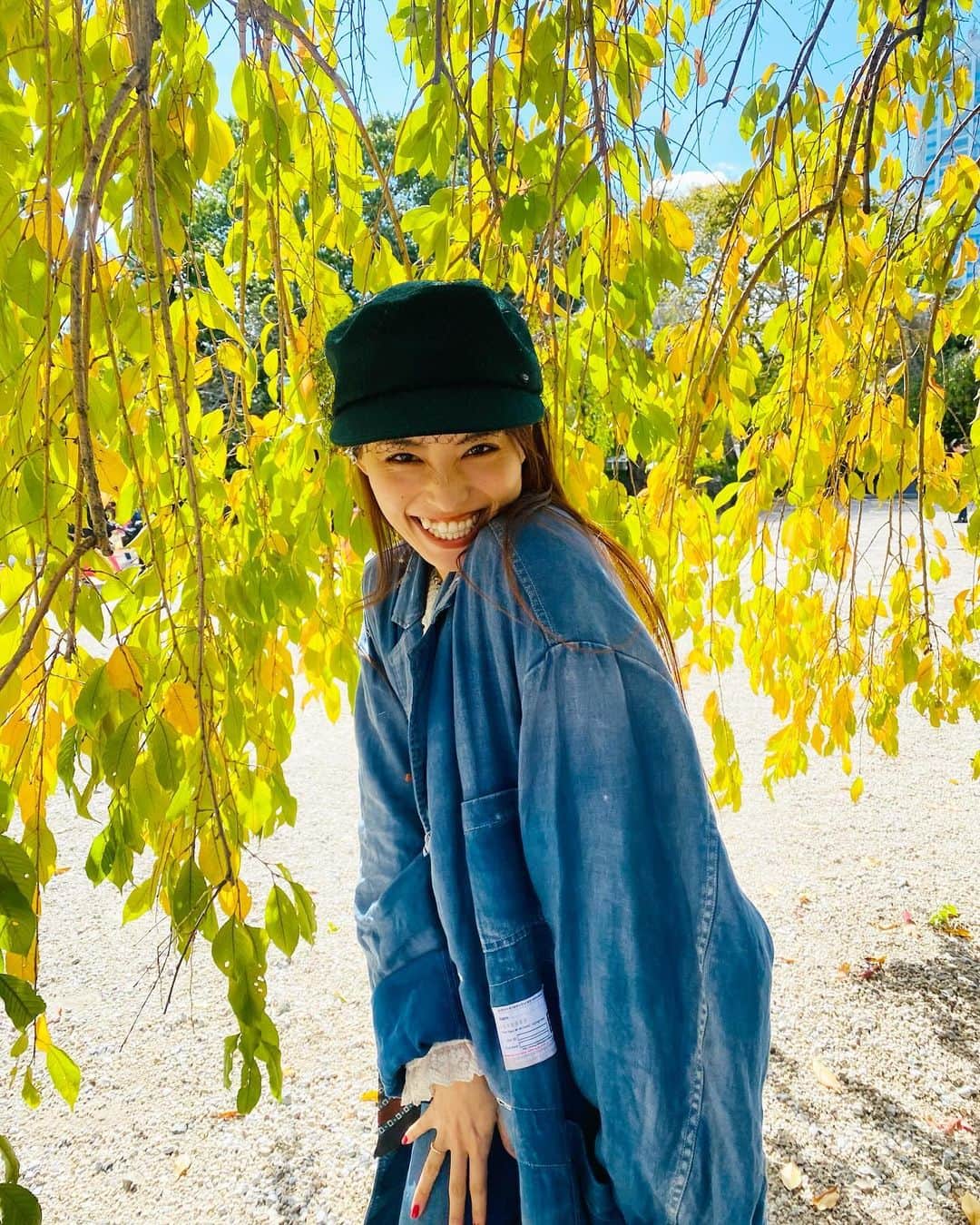 田野アサミのインスタグラム：「🍂🍁💛 少しまえのいつかの私 この葉っぱ達も今頃 頬を赤らめさて♡☺️ きっと紅葉🍁しているでしょう #田野アサミ#asamitano#お洋服スタノグラム ワイド👖も好きですがスキニーや細め👖もめっちゃ好き💙 @denhamjapan さんのデニムはね、履き心地.サイズ感が本当に本当に大好きで、何より私の〝好き〟に合っている🔥💙好きで何本も集めています👖 来年も良い作品👖に出逢えます様に✨（熱い願い）  Ps.私が1番好きな服装はタンクトップor白Tに👖です！😏」
