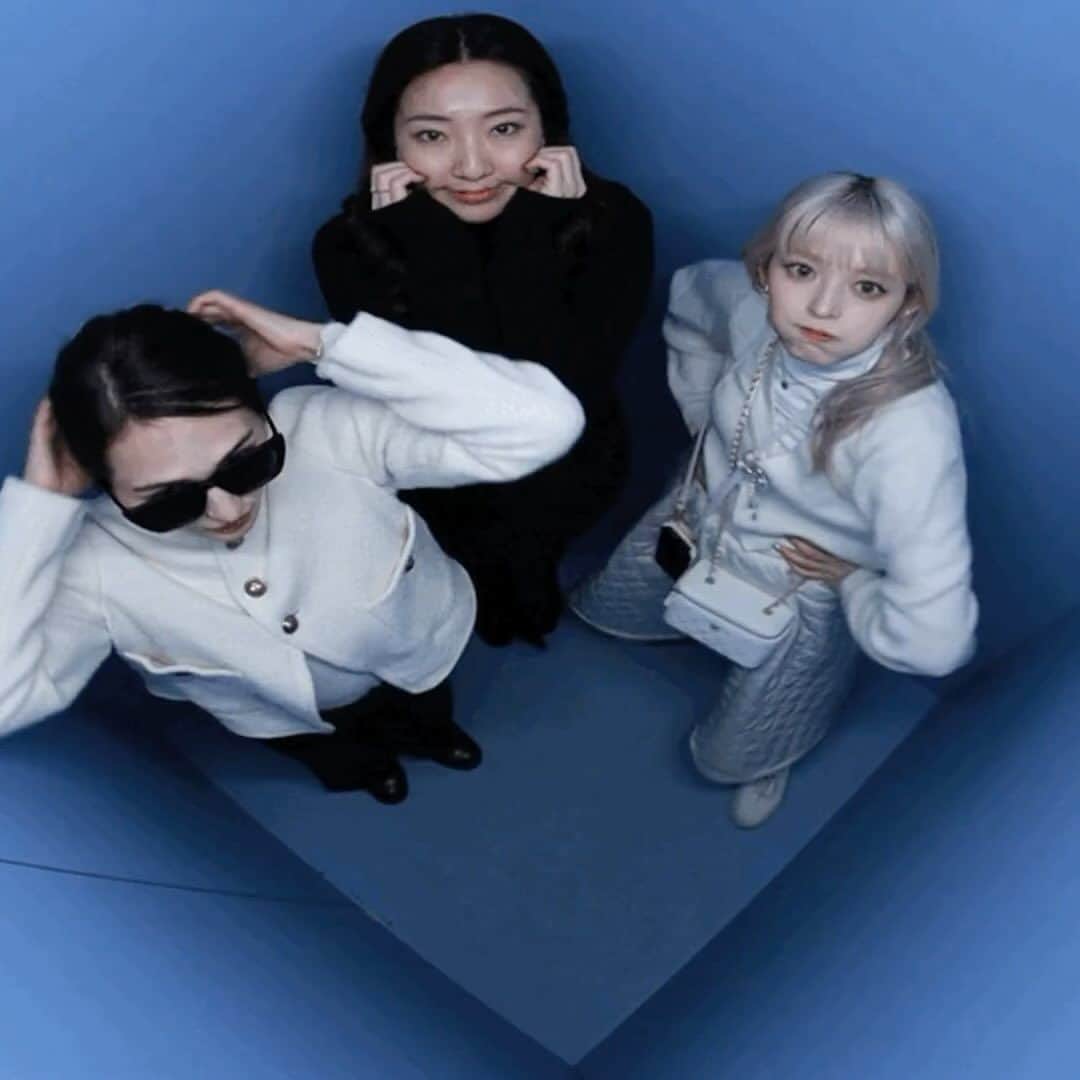 山賀琴子のインスタグラム：「韓国の楽しかった思い出📷  セルフ写真！ 加工がほぼないからありのままの自分で写るのが楽しい！ 上から撮るやつが特に楽しかったな〜💙  ホンデでご飯食べたついでに撮ったよ🫶🏻 セルフ写真のお店が何軒も連なっていた！  #変なポーズしがち #体使いがち #韓国 #Seoul #trip」
