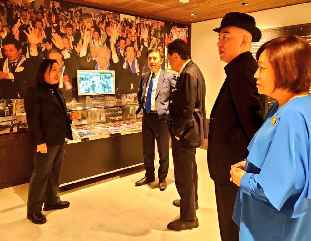 有本香のインスタグラム：「「日本を豊かに、強く」先人の挑戦に学ぶところ大です。#日本保守党 の執行部全員で産業遺産情報センターを視察しました。加藤康子センター長、スタッフの皆さん、ありがとうございました。」