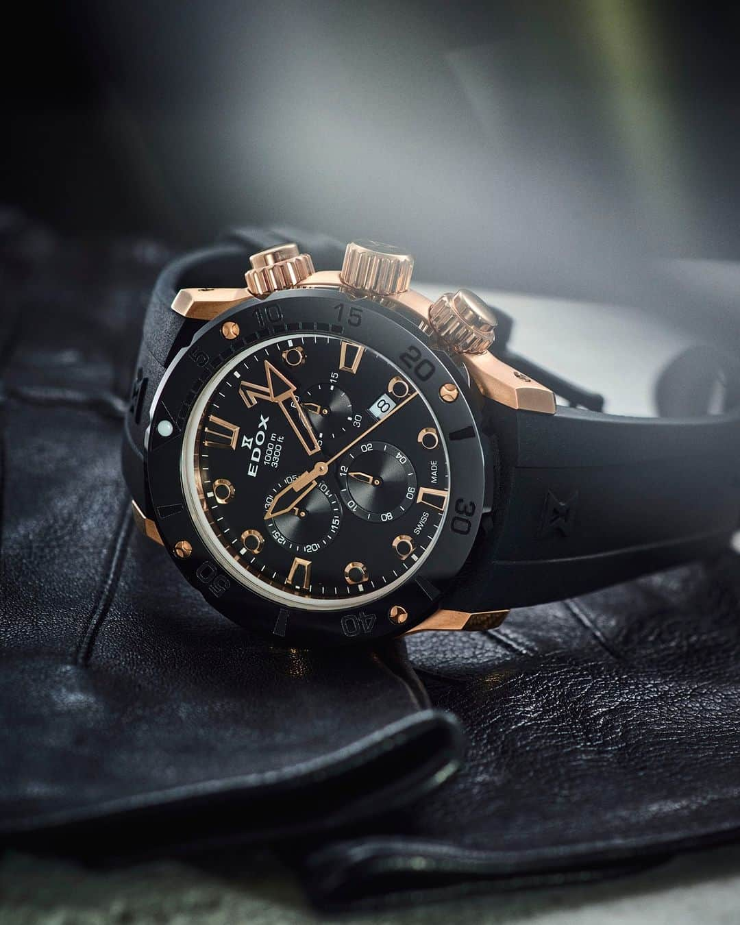 エドックスのインスタグラム：「#クロノオフショア1コレクション CHRONOFFSHORE-1 CHRONOGRAPH  ケース素材に軽量かつ高強度で耐食性に優れるチタンを採用。特殊なケース構造、ねじ込み式リューズ、厚さ3mm のサファイアクリスタル風防による、1000m防水。針・インデックスには、夜光塗料スーパールミノバのなかで最高グレードの X1 を塗布し、夜間や水中など暗所での視認性も良好です。  ❖EDOX CAMPAIGN開催中❖ キャンペーン期間中、ご購入金額・モデルに応じたご購入特典を進呈！ エドックス オンラインストアでお買い上げいただいた方には、更にEDOX × Hydro Flask タンブラーをプレゼントします。 詳しくは @edox_jp のプロフィールURLからご確認ください。  ___ #EDOX #エドックス #高級腕時計 #防水時計 #ダイバーズ #ダイバーズウォッチ #街ダイバーズ #ハイスペダイバーズ #クロノオフショア1 #クロノオフショア１  #swissmade #swisswatch #thewaterchampion」