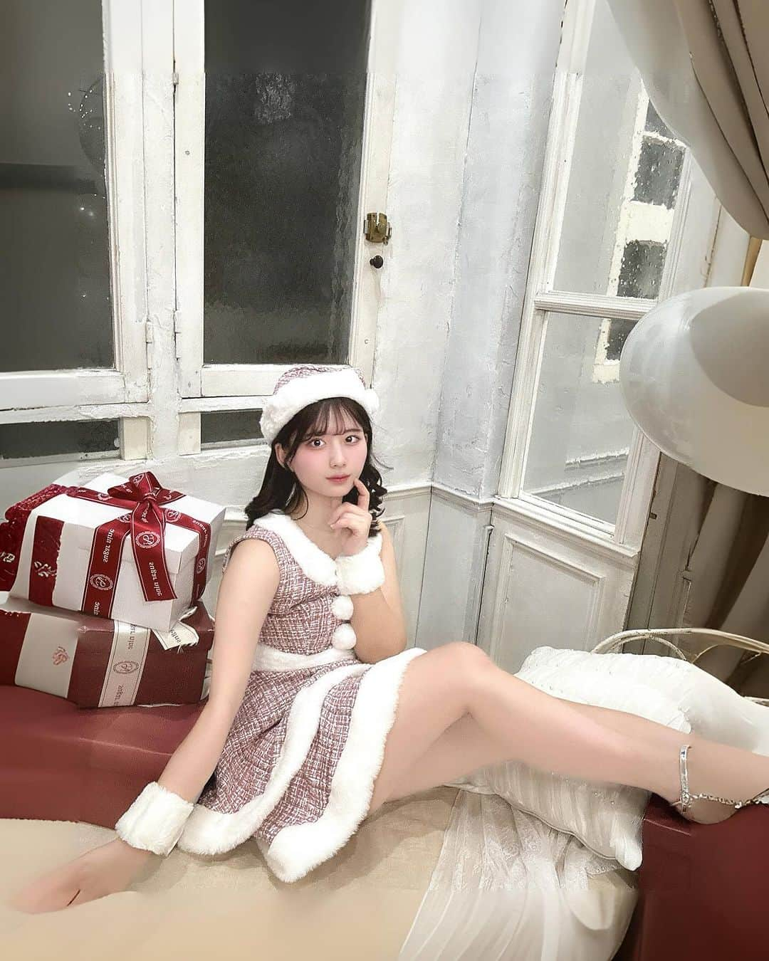 佐藤かれんのインスタグラム：「クリスマスプレゼントなにがいーい？？🎁  #クリスマス #クリスマスプレゼント #サンタコス #サンタ #サンタコーデ #sugar #コスプレ #コスプレ女子 #cosplay #cosplaygirl #japanesegirl #japanesecosplay #cosplayer #christmas #japaneseculture #xmas #christmas #女子大生の日常 #アイドル #グラビア」