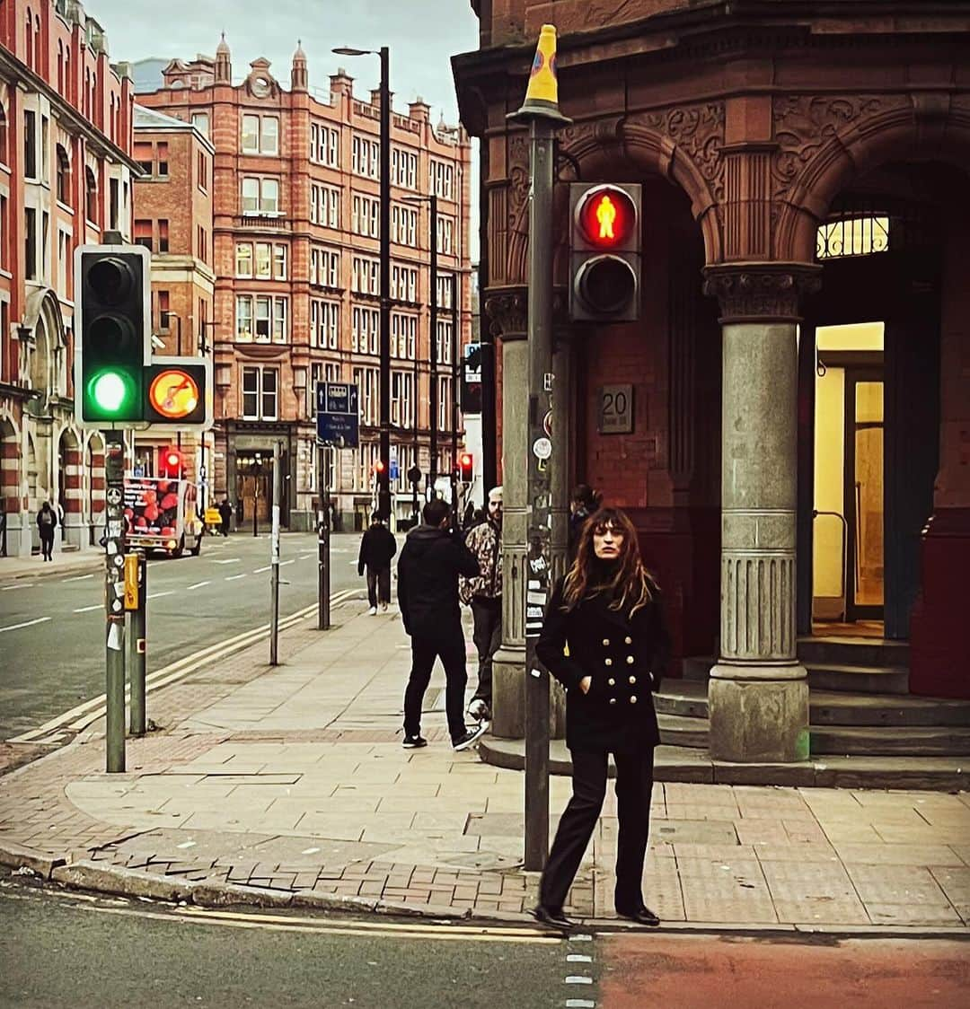 カロリーヌ・ド・メグレのインスタグラム：「Manchester 🇬🇧💘with Chanel - Métiers d’Art collection #ChanelInManchester #ChanelMetiersdArt」