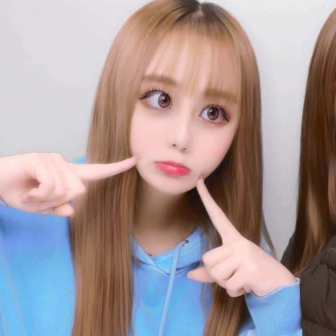 みぃらぁんのインスタグラム：「友達と撮ったプリの自分（ ᵔᵔ ） プリクラ久しぶりすぎ🤣🤍」
