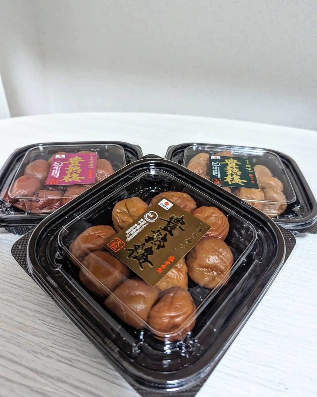 Hiromi Tomiiさんのインスタグラム写真 - (Hiromi TomiiInstagram)「お疲れ様◎ 梅干しが好きなんですが、 スーパーでも御馴染みの、 中田食品さんの、豊熟梅を食べ比べ😊♥ . はちみつ、うすしお、しそ風味 の3種類◎ . はちみつが好きです! . . .  #PR @nakatafoods #豊熟梅 #梅干し #中田食品 #梅好き #マイブーム #梅好きさんと繋がりたい」12月7日 19時18分 - hiromi.tomii