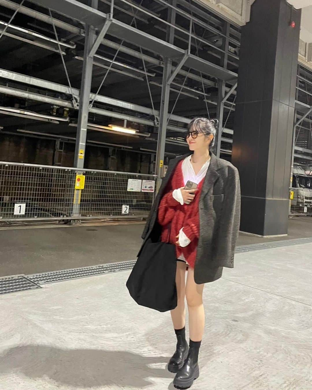 鈴木愛理さんのインスタグラム写真 - (鈴木愛理Instagram)「✴︎ そういえばこの冬私服でミニ丈始めました。 (もう少し暖かった時だよ。)  真っ赤が着たくなる季節だね〜♡  Knit @clane_official  skirt @zara (スカートパンツタイプのやつ  シャツやジャケットは古着です。  #ロングブーツを持っていないことに気づいた冬 #スズキノシフク」12月7日 19時19分 - airisuzuki_official_uf