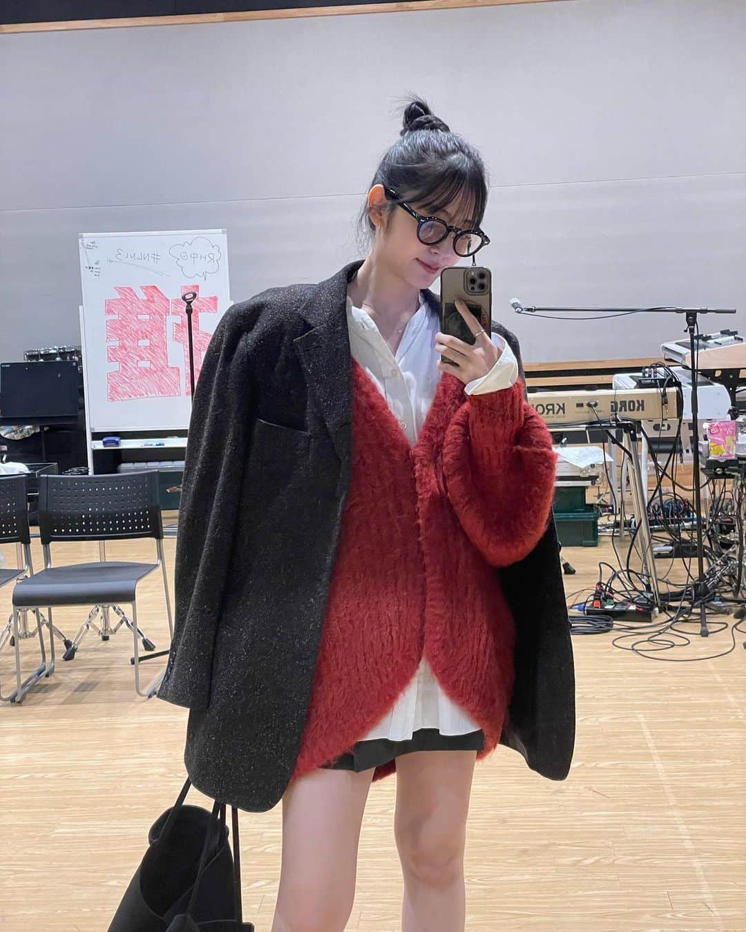 鈴木愛理さんのインスタグラム写真 - (鈴木愛理Instagram)「✴︎ そういえばこの冬私服でミニ丈始めました。 (もう少し暖かった時だよ。)  真っ赤が着たくなる季節だね〜♡  Knit @clane_official  skirt @zara (スカートパンツタイプのやつ  シャツやジャケットは古着です。  #ロングブーツを持っていないことに気づいた冬 #スズキノシフク」12月7日 19時19分 - airisuzuki_official_uf