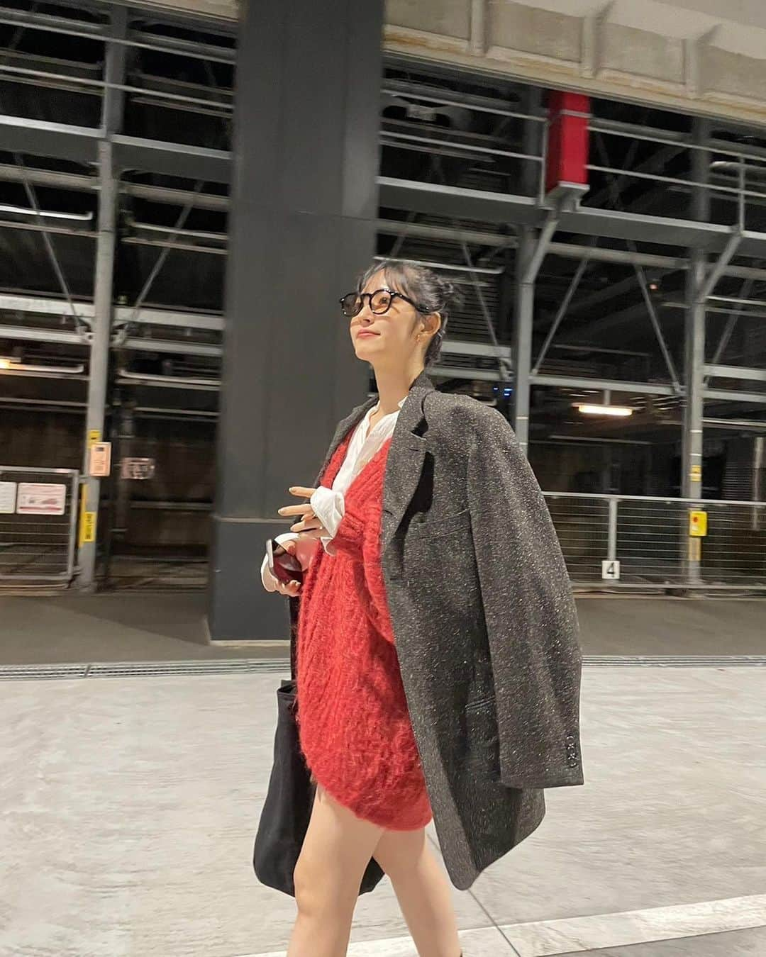 鈴木愛理さんのインスタグラム写真 - (鈴木愛理Instagram)「✴︎ そういえばこの冬私服でミニ丈始めました。 (もう少し暖かった時だよ。)  真っ赤が着たくなる季節だね〜♡  Knit @clane_official  skirt @zara (スカートパンツタイプのやつ  シャツやジャケットは古着です。  #ロングブーツを持っていないことに気づいた冬 #スズキノシフク」12月7日 19時19分 - airisuzuki_official_uf