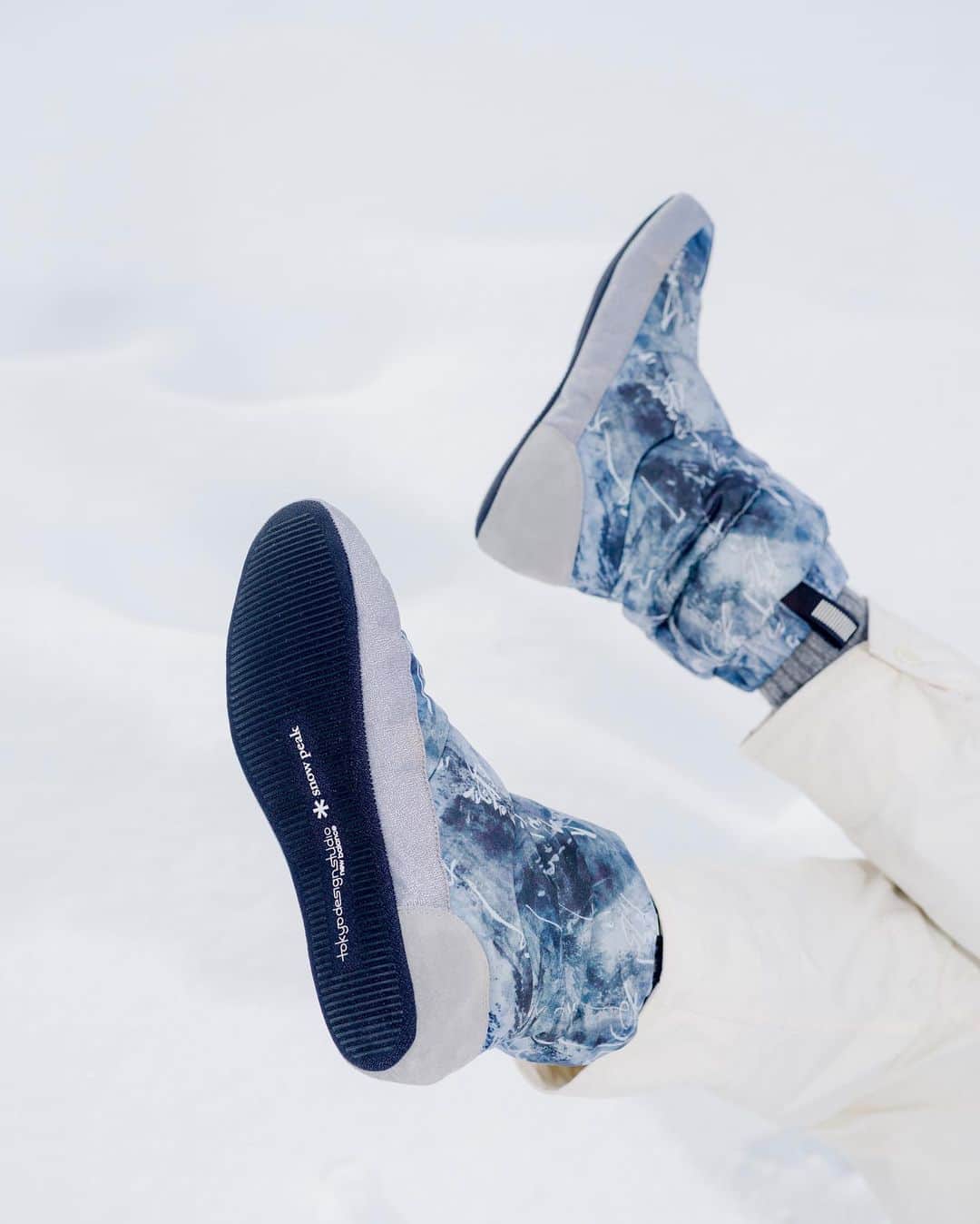 UNITED ARROWS & SONSさんのインスタグラム写真 - (UNITED ARROWS & SONSInstagram)「＜TOKYO DESIGN STUDIO New Balance＞と＜Snow Peak＞のコラボレーションアイテムが12月8日(金)に発売となります。  厳しい自然下での検証に裏打ちされたハイスペックなSnow Peakのプロダクトと、ニューバランスが117年に渡る伝統の中で培ってきた機能性やクオリティをデザインディテールとして融合させ、唯一無二のプロダクト開発を目指した、世界初登場の２WAY・アルティメット・スノーブーツ “TDS Niobium Concept 3“です。スノーシーズンのアウトドア・アクティビティのための究極の一足です。   ■取り扱い店舗：ユナイテッドアローズ&サンズ、オンラインストア  #unitedarrowsandsons #unitedarrows」12月7日 19時19分 - unitedarrowsandsons