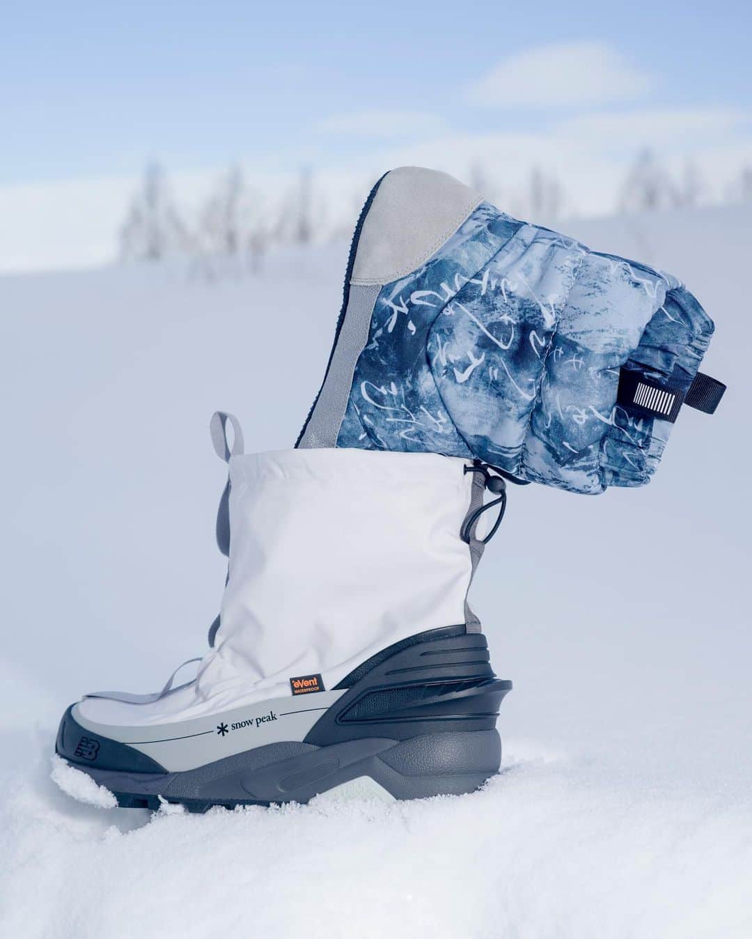 UNITED ARROWS & SONSさんのインスタグラム写真 - (UNITED ARROWS & SONSInstagram)「＜TOKYO DESIGN STUDIO New Balance＞と＜Snow Peak＞のコラボレーションアイテムが12月8日(金)に発売となります。  厳しい自然下での検証に裏打ちされたハイスペックなSnow Peakのプロダクトと、ニューバランスが117年に渡る伝統の中で培ってきた機能性やクオリティをデザインディテールとして融合させ、唯一無二のプロダクト開発を目指した、世界初登場の２WAY・アルティメット・スノーブーツ “TDS Niobium Concept 3“です。スノーシーズンのアウトドア・アクティビティのための究極の一足です。   ■取り扱い店舗：ユナイテッドアローズ&サンズ、オンラインストア  #unitedarrowsandsons #unitedarrows」12月7日 19時19分 - unitedarrowsandsons
