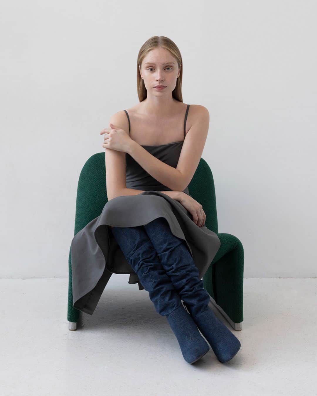 CHARLES & KEITH JAPAN CHARLES & KEITHさんのインスタグラム写真 - (CHARLES & KEITH JAPAN CHARLES & KEITHInstagram)「2000年代のデニムにインスパイアされたBlueのロングブーツに、ギャザーディテールとポインテッドトゥを加えモダンな印象に仕上げた一足。⁠ ⁠ ▷Aster アスター ルーシュドロングブーツ ⁠ ⁠ #CharlesKeithFW23 ⁠ #チャールズアンドキース」12月7日 19時20分 - charleskeith_jp