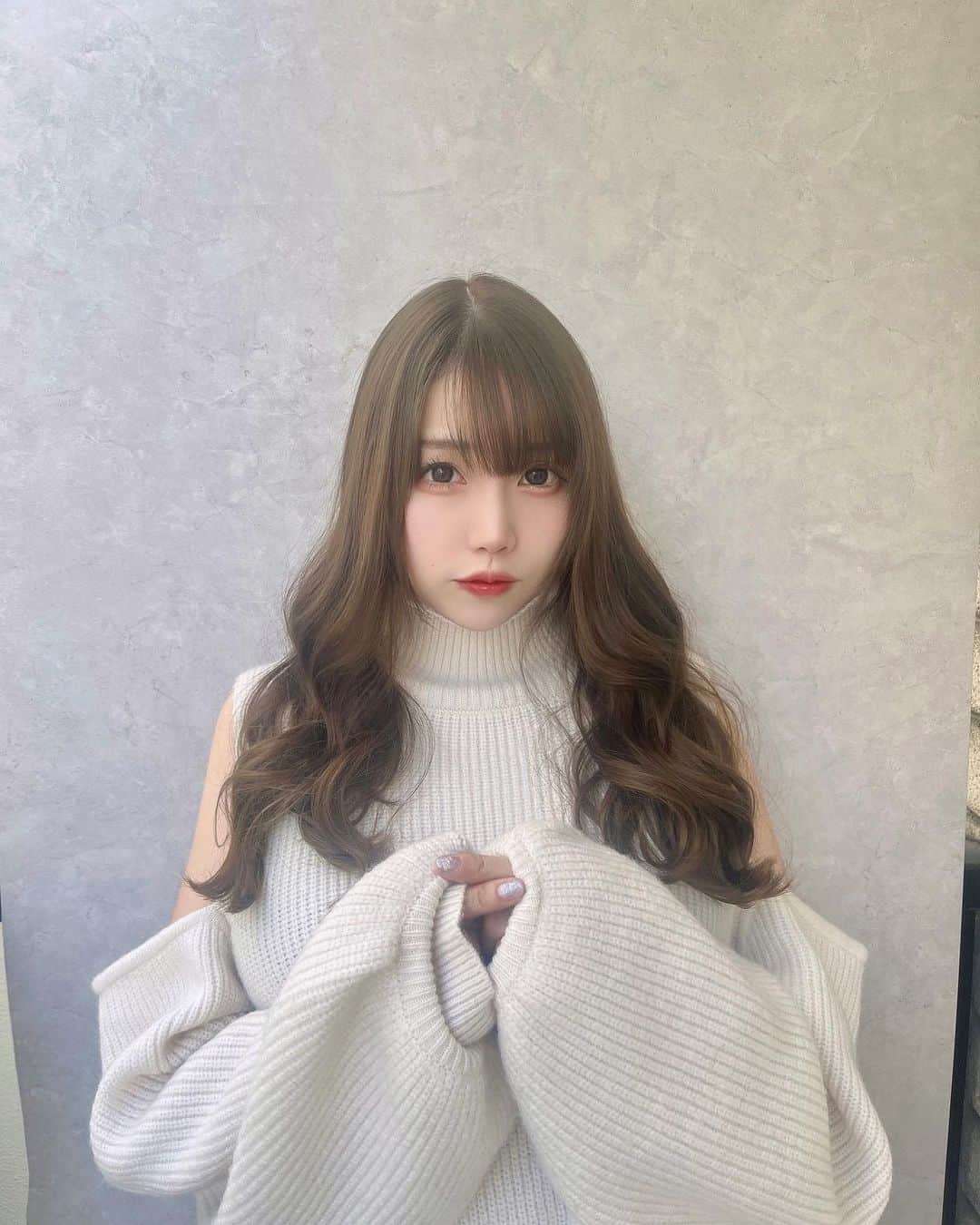 塚本舞のインスタグラム：「今月もSpicaさんでヘアメンテ✂️💓 今年も沢山 @spica_nakada_ さんにお世話になりました🙇‍♀️✨  毎月切っても切ってもどんどんすくすく伸びる髪… そのスピードに自分でも引いてますが、健康な証拠ですね🐣  透け感溢れるオリーブベージュがお気に入り🫒🤍 冬ぷに、いかがですか？❄️🐇」