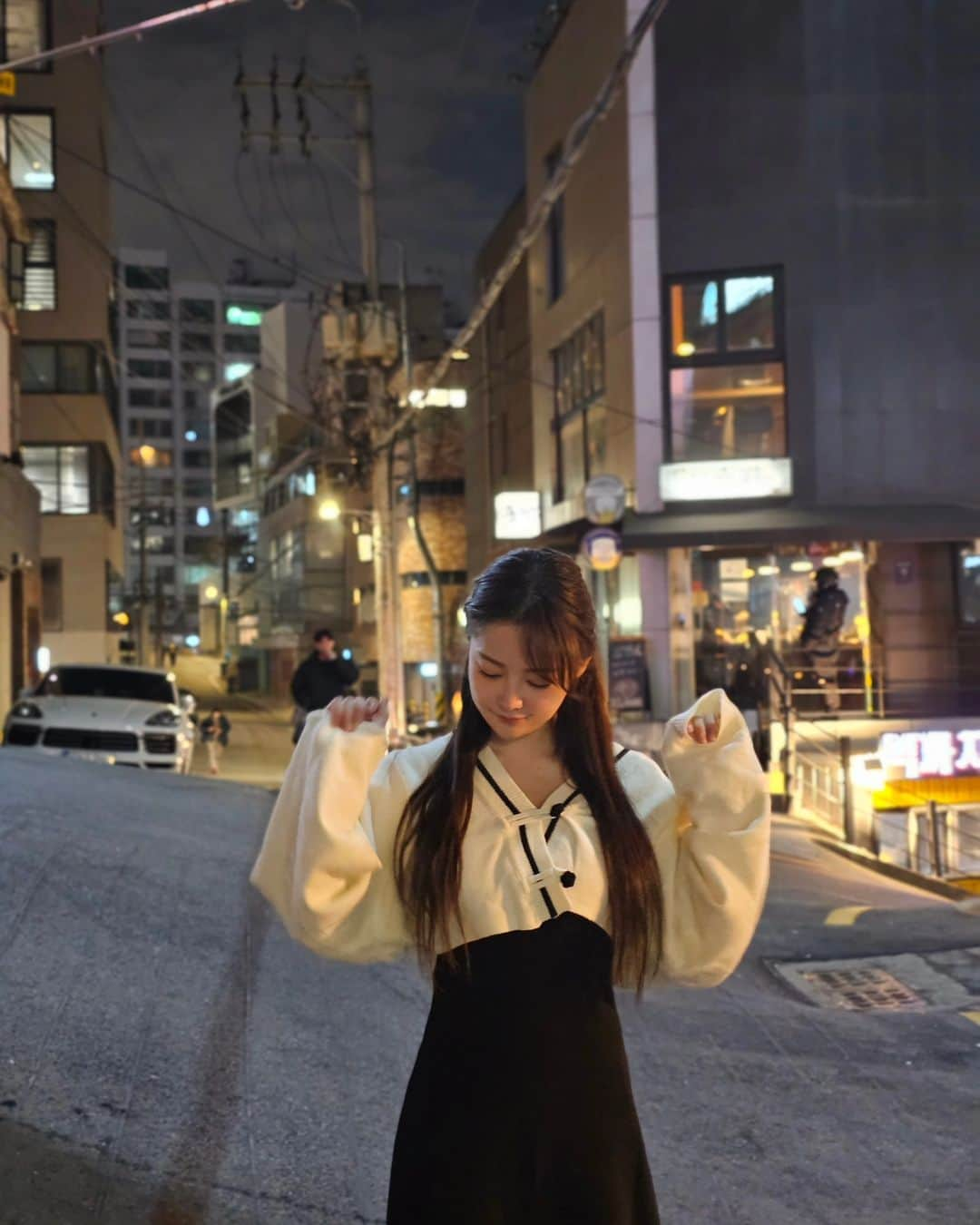 エリナさんのインスタグラム写真 - (エリナInstagram)「真冬極寒ソウル🇰🇷のかわいすぎるSHIENコーデ❤️ 겨울 OOTD🫶  冬はアウターを変えるだけで雰囲気も変わって 毎日のコーデが楽しい🫶🫶 今回もおしゃれでかわいい洋服たくさんで コーデ考えるの楽しかった～🐱 最近はロングワンピにコートの組み合わせが好きです❤️  「試すたび、好きが見つかる。届くたび、好きが増えてく。」  👗↓写真で着てるお洋服たちは↓👗  ((カーキのロングワンピースにベストがかわいすぎる ドレス&ニットベスト2ピース))  →商品ID：24739611  ((軽いのに暖かいし着回せるキルティングコート))  →商品ID：22460346  ((もこもこ ウエスト ワイドレッグパンツ))  →商品ID：24750653  ((見た目が韓服みたいなワンピース+ボタンフロントカーディガン セットアップ))  →商品ID：25681431  ((🇰🇷ストリートファッションの定番 フード付きジャケット))  →商品ID：24985093  ーーーーーーーーーー こちら お得なクーポンコードです🫶🫶 ↓ EBSJP168  お買い上げ金額1～5,999円まではセール価格より15%OFF 6,000円以上は20%OFFが適用されるよ～😻 2024年1月31日まで有効なので ぜひ😊💗 ーーーーーーーーーー  #SHEINGoodFinds #SHEIN冬の感謝祭 #SHEINforAll #loveshein #ad #saveinstyle #pr @shein_japan @sheinofficial」12月7日 19時20分 - erina_hrn