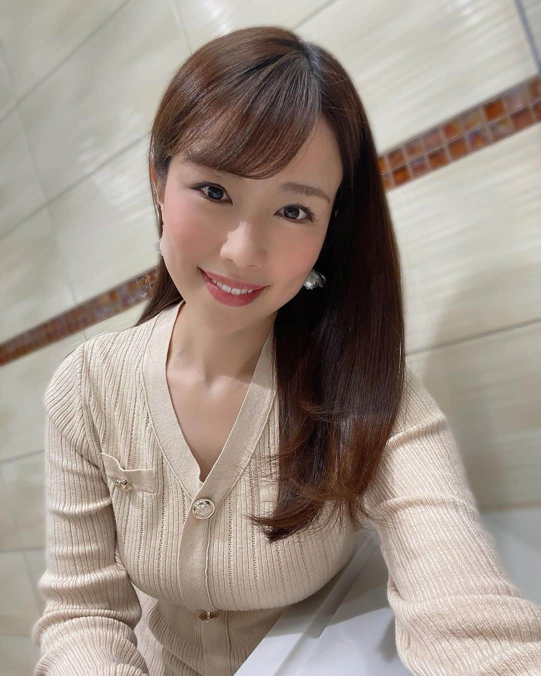 道岡桃子のインスタグラム：「今から…  ホームパーティ🎉  動きやすい服装で👗  このワンピース、 金のボタンがポイントです✨  onepiece →sz2307121061615622 coupon→ EBSJP321 試すたび、好きが見つかる。届くたび、好きが増えてく。#SHEINGoodFinds#SHEIN冬の感謝祭#SHEINforAll #loveshein #ad #saveinstyle #instagood #instafashion #ootd #ootdfashion  #アナウンサー #アナウンサー衣装 #アナウンサーコーデ #フリーアナウンサー #女子アナ #女子アナコーデ #ニットワンピース #ニットワンピースコーデ」