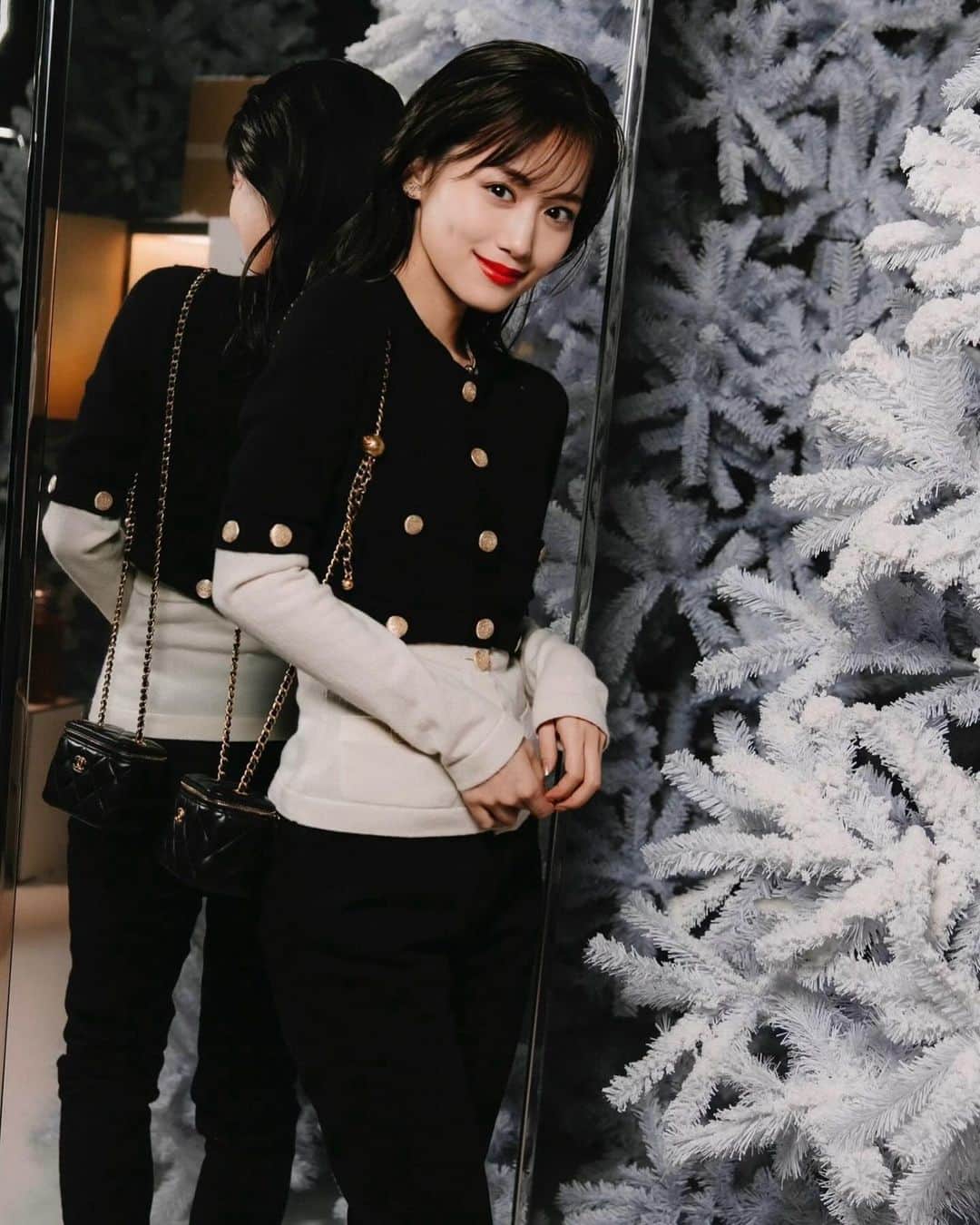 山下美月さんのインスタグラム写真 - (山下美月Instagram)「CHANELのHoliday Event “CHANEL WONDERLAND”にご招待頂きました！  大好きなNo.5の香りに包まれ クリスマスギフトを選ぶことの出来る空間は 日常を忘れられる素敵な時間でした…！  #CHANEL #CHANELHoliday  #シャネルホリデー  #CHANELWonderland @chanel.beauty」12月7日 19時21分 - mizuki.yamashita.official