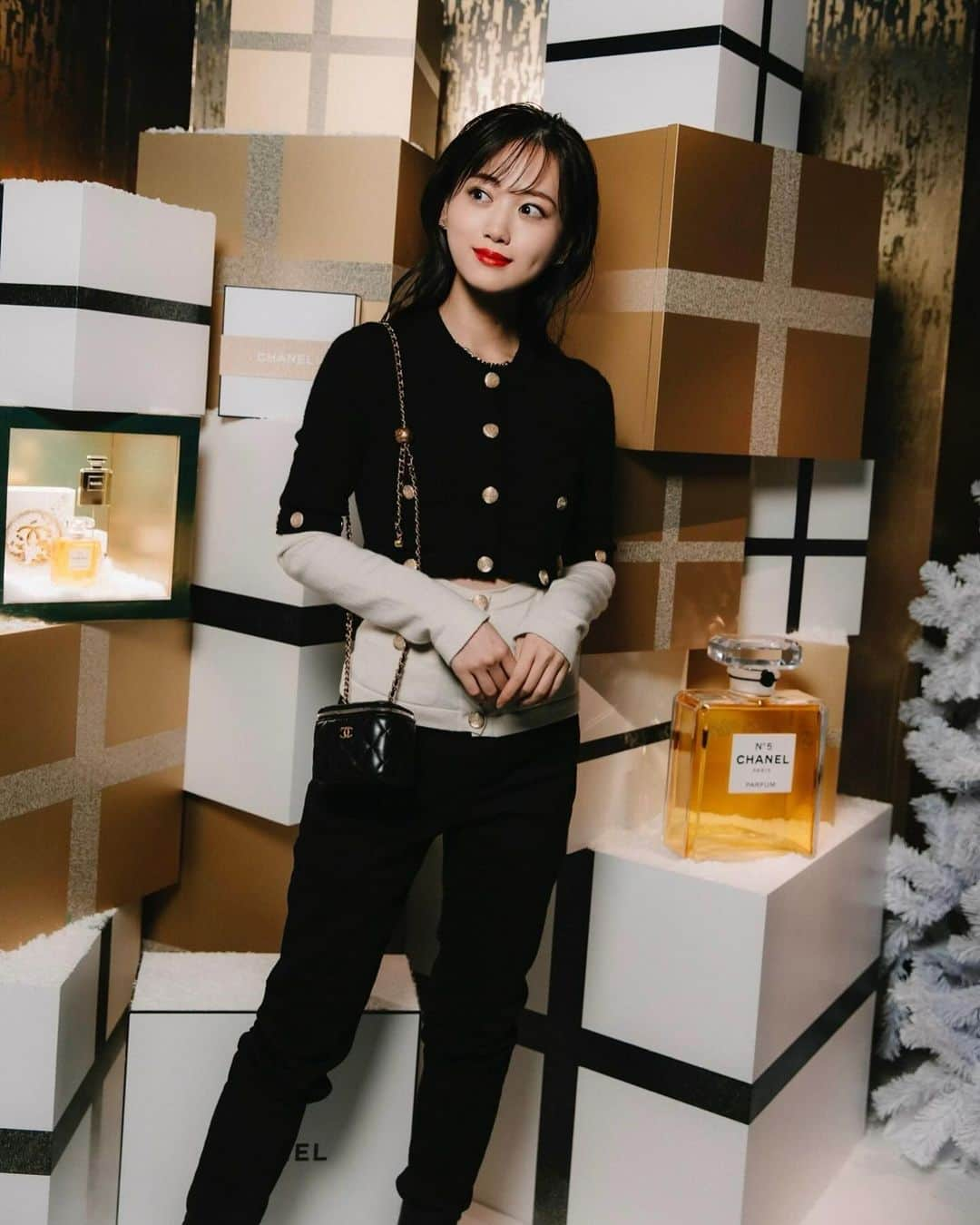 山下美月さんのインスタグラム写真 - (山下美月Instagram)「CHANELのHoliday Event “CHANEL WONDERLAND”にご招待頂きました！  大好きなNo.5の香りに包まれ クリスマスギフトを選ぶことの出来る空間は 日常を忘れられる素敵な時間でした…！  #CHANEL #CHANELHoliday  #シャネルホリデー  #CHANELWonderland @chanel.beauty」12月7日 19時21分 - mizuki.yamashita.official