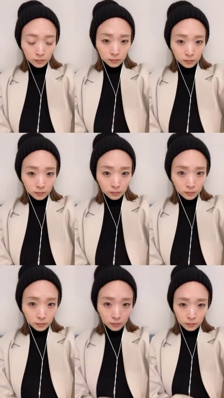 野尻美穂のインスタグラム：「春みたいな気温だけど、頭は冬仕様〜⛄️ イヤホンくるくる 携帯のシール貼られすぎ」