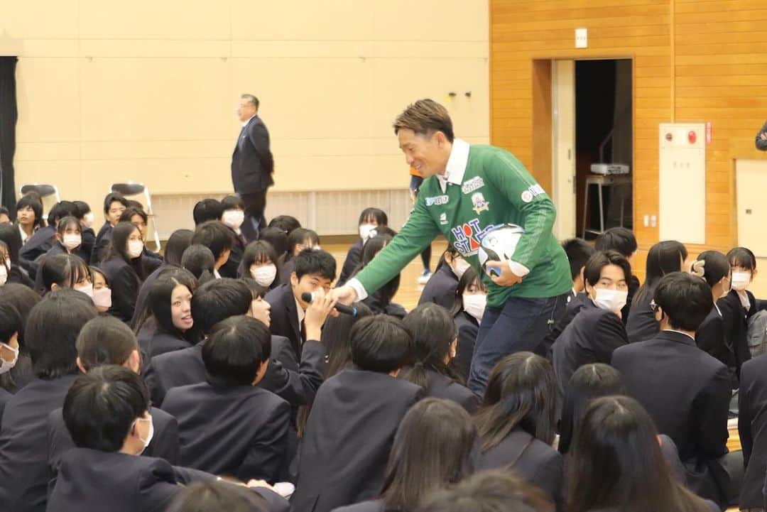 宇賀神友弥さんのインスタグラム写真 - (宇賀神友弥Instagram)「岐阜県立羽島高等学校の創立100周年記念に講演させていただきました。  自分の経験や考え方を聞いた生徒たちの人生において何か一つのきっかけになってもらえたら嬉しいなと思って話しました。  最近ほんとによく思うことがあります。  「人と人の繋がりの大切さ」  「一期一会」  歳をとるごとに人との会話が楽しくて仕方ありません。  このような機会を与えてくれた羽島高校の皆さんありがとうございました✨  #FC岐阜#宇賀神友弥#羽島高校」12月7日 19時32分 - ugajin.no3