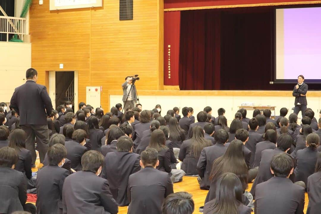 宇賀神友弥さんのインスタグラム写真 - (宇賀神友弥Instagram)「岐阜県立羽島高等学校の創立100周年記念に講演させていただきました。  自分の経験や考え方を聞いた生徒たちの人生において何か一つのきっかけになってもらえたら嬉しいなと思って話しました。  最近ほんとによく思うことがあります。  「人と人の繋がりの大切さ」  「一期一会」  歳をとるごとに人との会話が楽しくて仕方ありません。  このような機会を与えてくれた羽島高校の皆さんありがとうございました✨  #FC岐阜#宇賀神友弥#羽島高校」12月7日 19時32分 - ugajin.no3