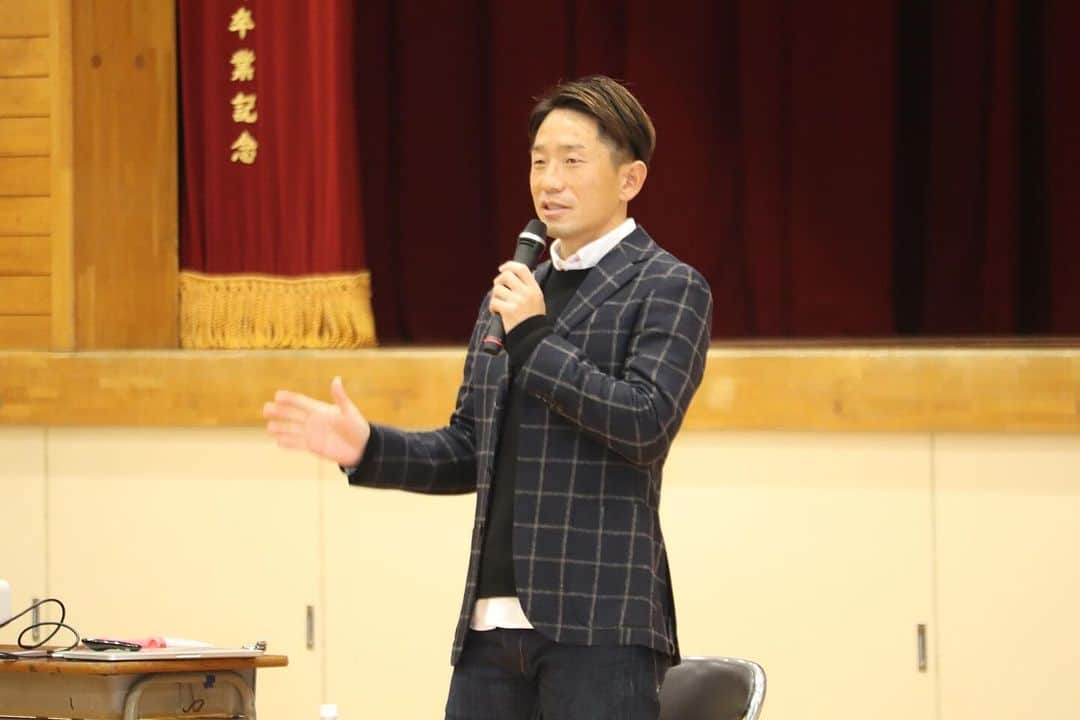 宇賀神友弥のインスタグラム：「岐阜県立羽島高等学校の創立100周年記念に講演させていただきました。  自分の経験や考え方を聞いた生徒たちの人生において何か一つのきっかけになってもらえたら嬉しいなと思って話しました。  最近ほんとによく思うことがあります。  「人と人の繋がりの大切さ」  「一期一会」  歳をとるごとに人との会話が楽しくて仕方ありません。  このような機会を与えてくれた羽島高校の皆さんありがとうございました✨  #FC岐阜#宇賀神友弥#羽島高校」