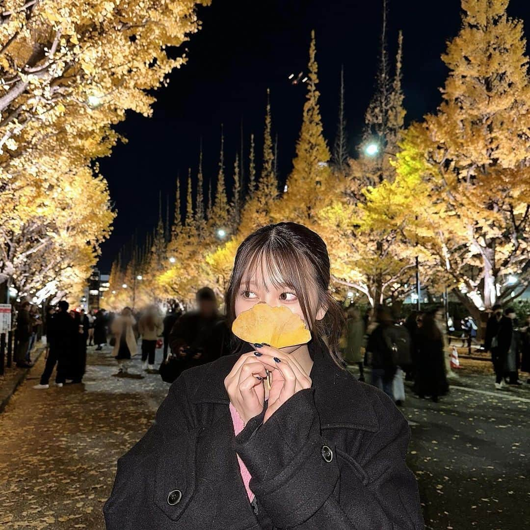 伊藤優絵瑠のインスタグラム：「ちょっとおさんぽ🍂🌙      #東京  #外苑前  #外苑前いちょう並木  #いちょう並木」