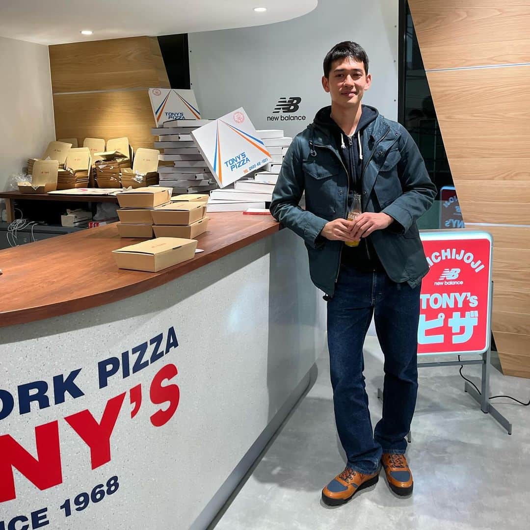 Keisuke Asanoのインスタグラム：「明日12月8日オープンのニューバランス吉祥寺店にお邪魔してきました。 僕はピザが大好きなので、老舗のTONY’S PIZZAが食べられるのはとても嬉しかったです。人と話しやすい雰囲気もあってついつい長居してしまいました。吉祥寺の近くに昔住んでいたのと、ニューバランス吉祥寺店がある地域の大正通りの神輿担ぎも今年ご縁があって夏に参加させていただいたのもあって、懐かしさに浸りながら良い時間を過ごしました。 #newbalance #ニューバランス吉祥寺 #トニーズピザ #pr」