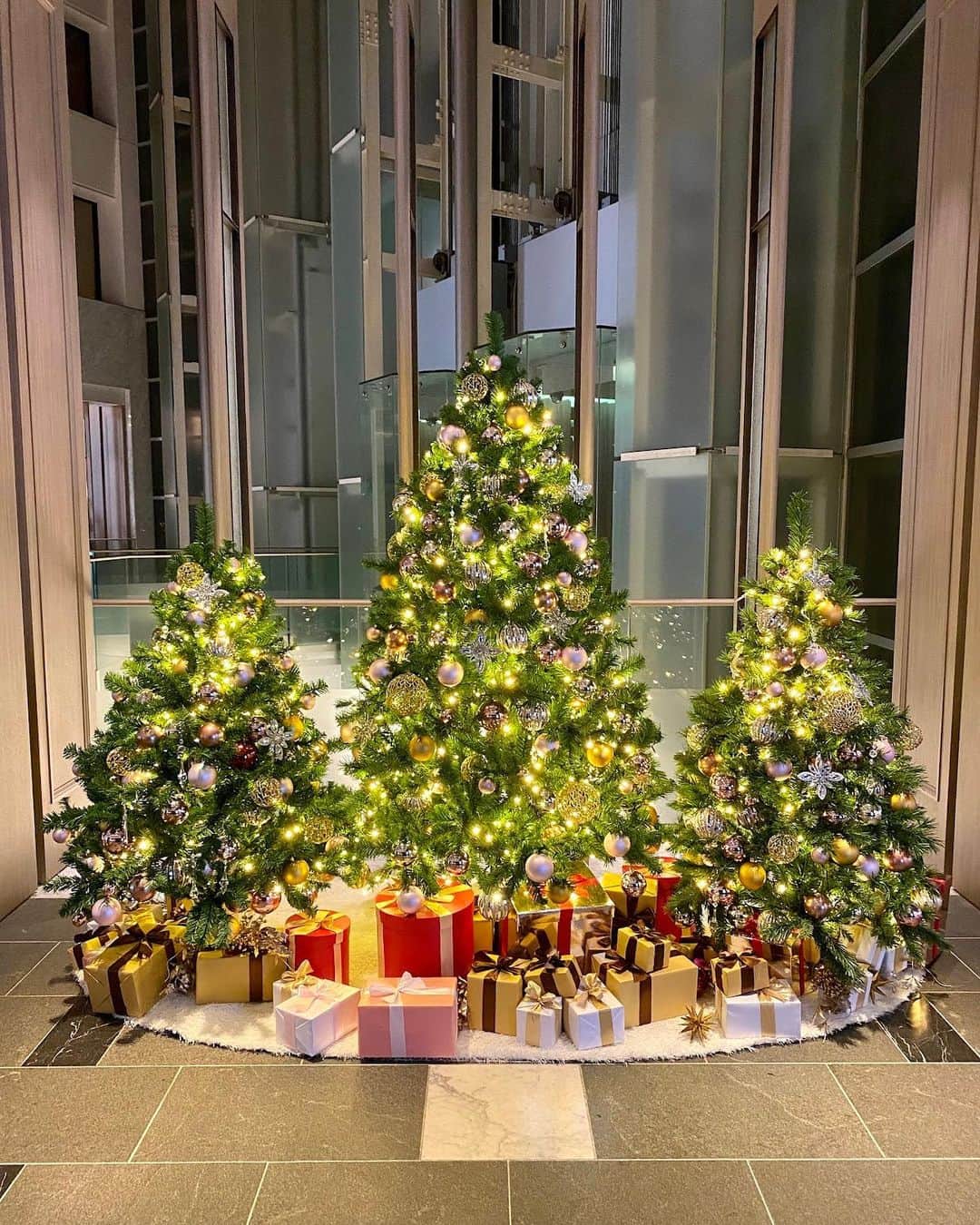 ザ・プリンス パークタワー東京さんのインスタグラム写真 - (ザ・プリンス パークタワー東京Instagram)「本日12月7日はクリスマスツリーの日。  ホテル館内には、“Heart Popping Holiday”をテーマにした、わくわくする思いが弾けるデコレーションが館内を彩っています。  クリスマスデコレーションを見たよ！という方は、🎄の絵文字で教えてください✨  Today, December 7th marks Christmas Tree Day!  The Prince Park Tower Tokyo is currently adorned with fabulously ornate Christmas trees and other enchanting decorations, designed to fill the halls with an exhilarating atmosphere and spread plenty of festive spirit! ✨  If you've already been to see our trees, drop a 🎄 emoji in the comments!  Share your own images with us by tagging @princeparktowertokyo —————————————————————   #theprinceparktowertokyo #ThePreferredLife #christmas #christmastree #ザプリンスパークタワー東京 #クリスマスの過ごし方 #クリスマスツリー」12月7日 19時27分 - princeparktowertokyo