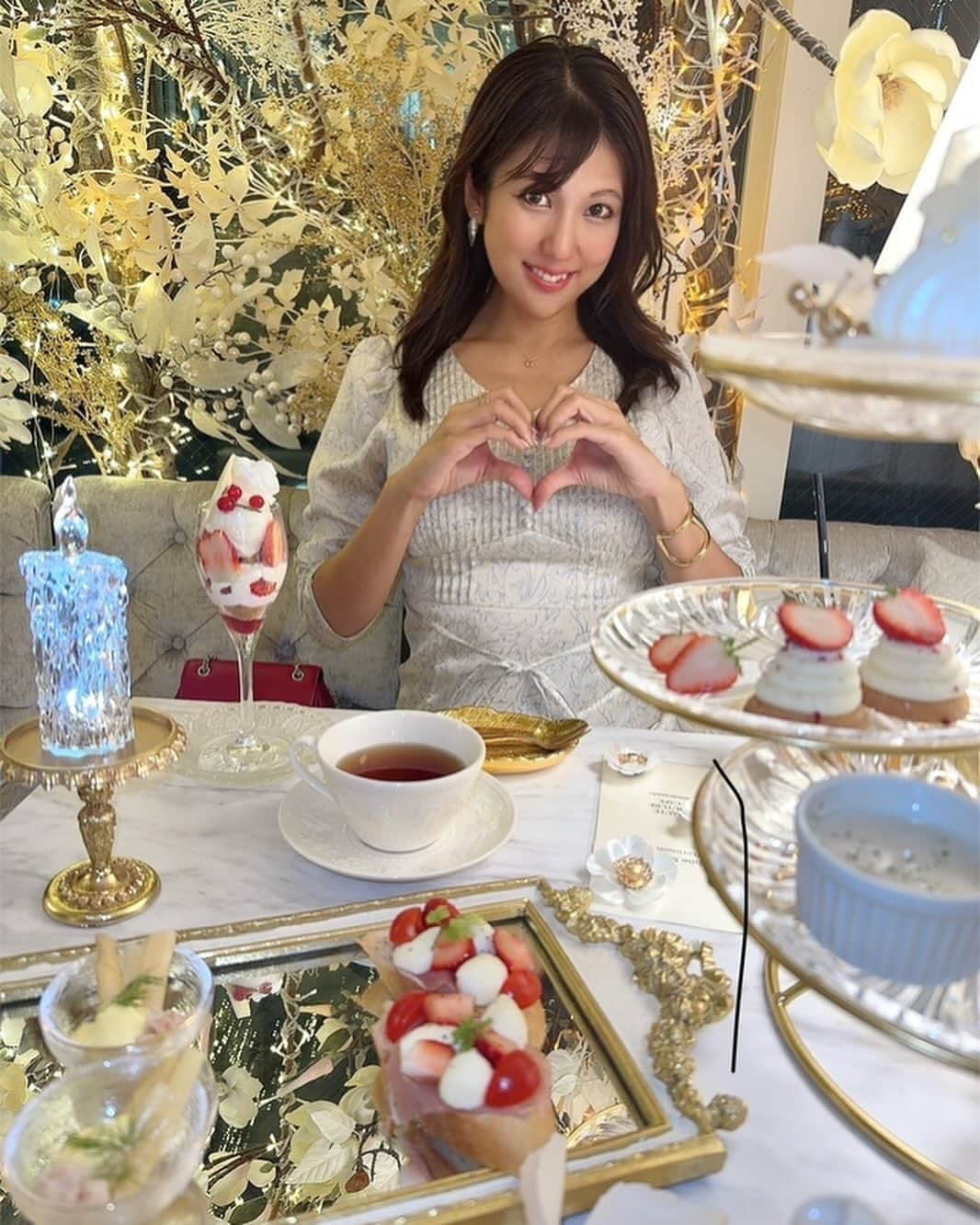 神谷麻美さんのインスタグラム写真 - (神谷麻美Instagram)「#hautecouturecafeの 可愛いすぎるし、美味しすぎるっ🍓👸💖✨️  イチゴが甘い～🍓🥰❤️✨️  #苺 のシーズンだね❤️🍓✨️  今季は、 🌟🍓 White Magnolia Afternoon Tea 🍓🌟  全面#マグノリア のお花だらけで素敵っ💖💐✨️ しかも#イルミネーション でキラキラだったぁ💖🥰❄✨️  #アフタヌーンティー  全部美味しかった🍓🎂💖✨️  特に好きなのは、 🍓 バニラとホワイトチョコレートガナッシュのマカロン ストロベリーソース  マカロン🥰💖✨️  🍓 ホワイトチョコレートとラズベリーのホワイトモンブラン  🍓 ホワイトアスパラガスとズワイ蟹の冷前菜・オランデーソース  🍓 2種チーズのクリームリゾット  飲み物は紅茶何種類かあって 🍓Camomile & Orange  🍓Caramel rooibos  が、美味しくて好きだったぁ🥰🍹❤️✨️  #オートクチュールカフェ いつ行っても可愛すぎ🥰❤️🍓✨️  @hautecouturecafe_official #hautecouturecafeomotesando #オートクチュールカフェ表参道 #afternoontea #表参道 #表参道カフェ」12月7日 19時27分 - asamice428