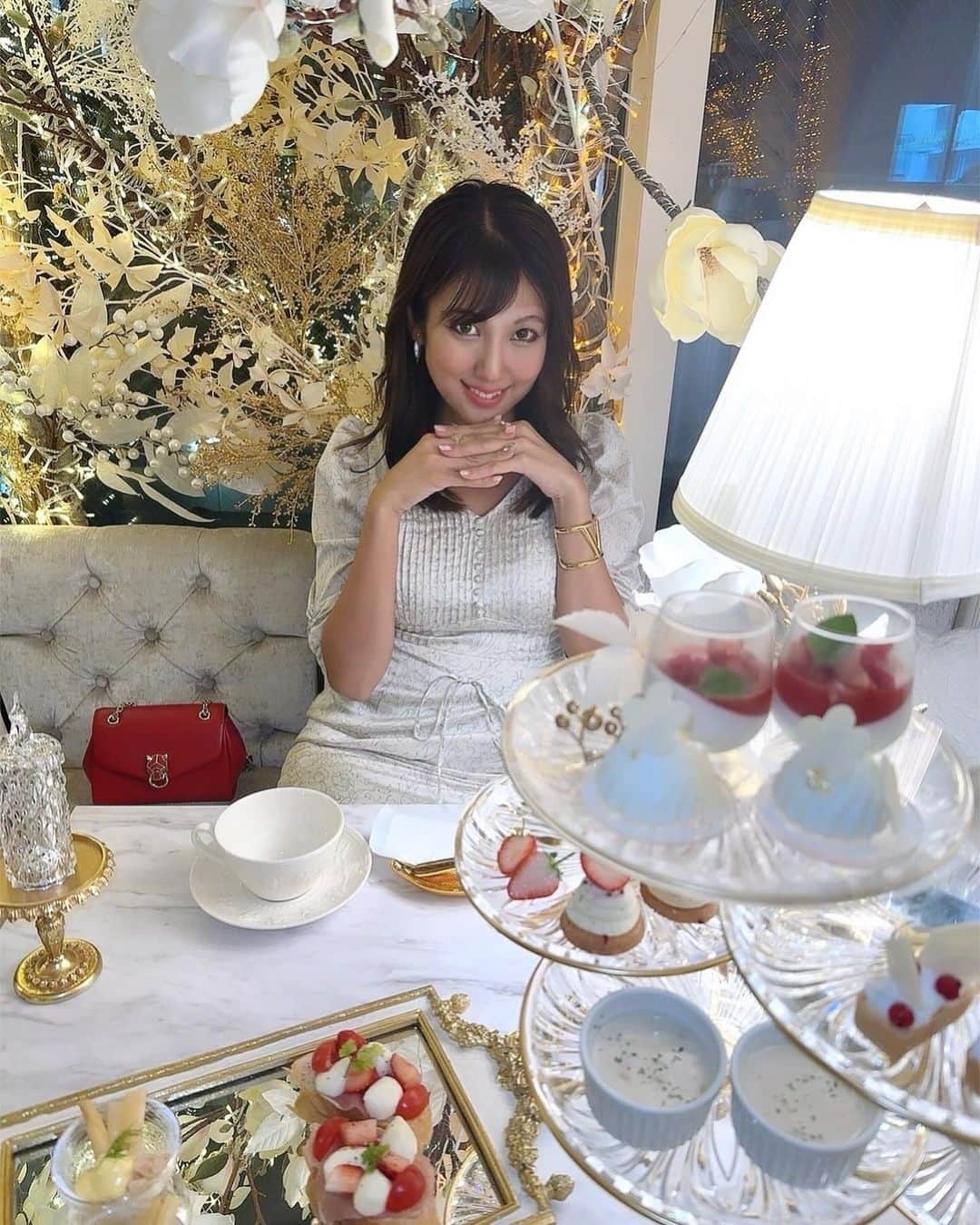 神谷麻美さんのインスタグラム写真 - (神谷麻美Instagram)「#hautecouturecafeの 可愛いすぎるし、美味しすぎるっ🍓👸💖✨️  イチゴが甘い～🍓🥰❤️✨️  #苺 のシーズンだね❤️🍓✨️  今季は、 🌟🍓 White Magnolia Afternoon Tea 🍓🌟  全面#マグノリア のお花だらけで素敵っ💖💐✨️ しかも#イルミネーション でキラキラだったぁ💖🥰❄✨️  #アフタヌーンティー  全部美味しかった🍓🎂💖✨️  特に好きなのは、 🍓 バニラとホワイトチョコレートガナッシュのマカロン ストロベリーソース  マカロン🥰💖✨️  🍓 ホワイトチョコレートとラズベリーのホワイトモンブラン  🍓 ホワイトアスパラガスとズワイ蟹の冷前菜・オランデーソース  🍓 2種チーズのクリームリゾット  飲み物は紅茶何種類かあって 🍓Camomile & Orange  🍓Caramel rooibos  が、美味しくて好きだったぁ🥰🍹❤️✨️  #オートクチュールカフェ いつ行っても可愛すぎ🥰❤️🍓✨️  @hautecouturecafe_official #hautecouturecafeomotesando #オートクチュールカフェ表参道 #afternoontea #表参道 #表参道カフェ」12月7日 19時27分 - asamice428