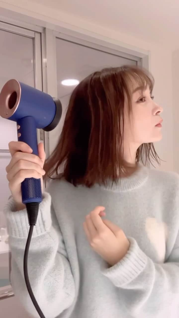 藤井サチのインスタグラム：「朝の髪の毛の準備💇🏼‍♀️ ⁡ 最新モデルのDyson Supersonic Shineヘアドライヤーから 数量限定カラー、ビンカブルー／ロゼが新しく発売されたので、 早速使ってみたよ〜！ かわいいカラーだよね🩵 ⁡ ⁡ ⁡ ツヤ出しツールのなめらかブラシモードでブロードライをしたら、 浮き毛抑制モードに切り替え、浮き毛を抑えて外ハネに💇🏼‍♀️ ⁡ サロン帰りみたいなツヤ髪じゃない？✨ 嬉しい☺️ ⁡ これはクリスマスプレゼントにもいいね🎁 ⁡ ⁡ @dysonhair_jp  ⁡ #ダイソンビューティー #ダイソンスーパーソニック #まるでサロンブロー #PR」