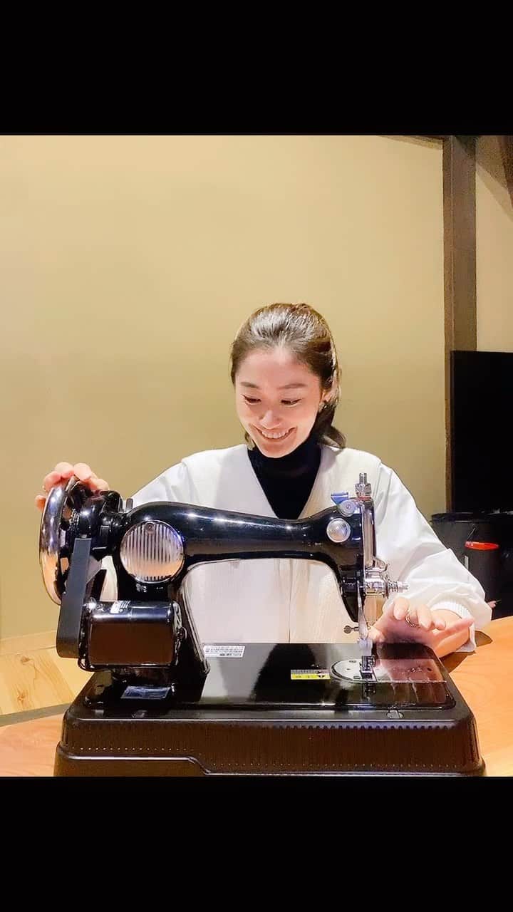 高柳愛実のインスタグラム：「. つい2時間前に届きましたミシン！！ 昨日、お知り合いの方にミシンが好きなんです〜とお話ししていたら「新品のまま眠っているミシンがあるからあげる」と言われて本当に譲っていただいてしまった、、！ 一代目もお気に入りだけど、こちらはパワーがすごくてデニムも革も縫えちゃうそう！！！そしてたまたま同じメーカーだった！！ 今までは厚い布を縫うのが大変で業務用ミシンも検討していたけど、２台を使いこなせば怖いものなしになりそうな！！嬉しいー！！！大切に使おう。使いこなそう！！！ハンドルみたいなところかっこいいー！！！うれしー！かっこいー！が止まらない💫🌈🍉🌽🍡🤽‍♀️🚴‍♀️🤹‍♀️🎨」