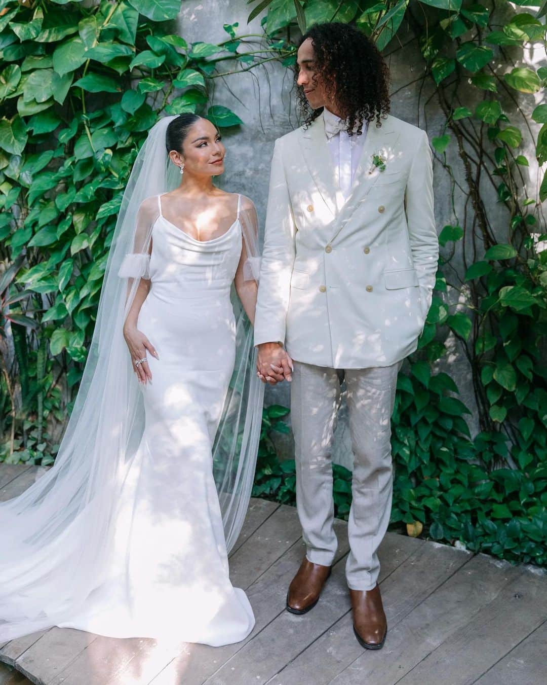 Vogue Españaのインスタグラム：「Este pasado fin de semana, @vanessahudgens se casó con el jugador profesional de béisbol Cole Tucker en Tulum, México. La actriz y empresaria conoció al deportista y jardinero durante una meditación Zoom dirigida por Jay Shetty, un ex monje convertido en autor británico y gurú del estilo de vida, allá por octubre de 2020. La cantante y actriz vistió de Vera Wang para dar el sí quiero en una boda en plena selva maya. {Todas las fotos y los detalles del enlace, en el link de nuestra bio} ▪️Fotografías: Jorden DeGaetano」