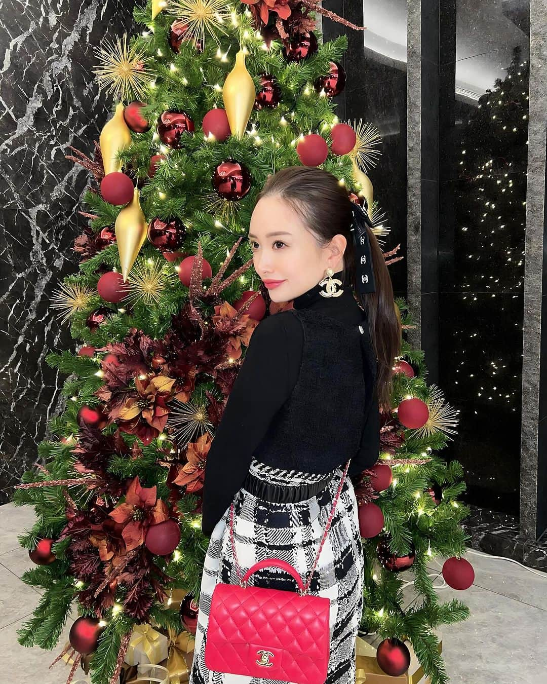 小川真葵さんのインスタグラム写真 - (小川真葵Instagram)「エントランスのツリー今年と昨年の🎄❤️ 昨年の私は髪が短いね！  #クリスマスツリー #christmastree  #xmastree」12月7日 19時39分 - aoi1002_